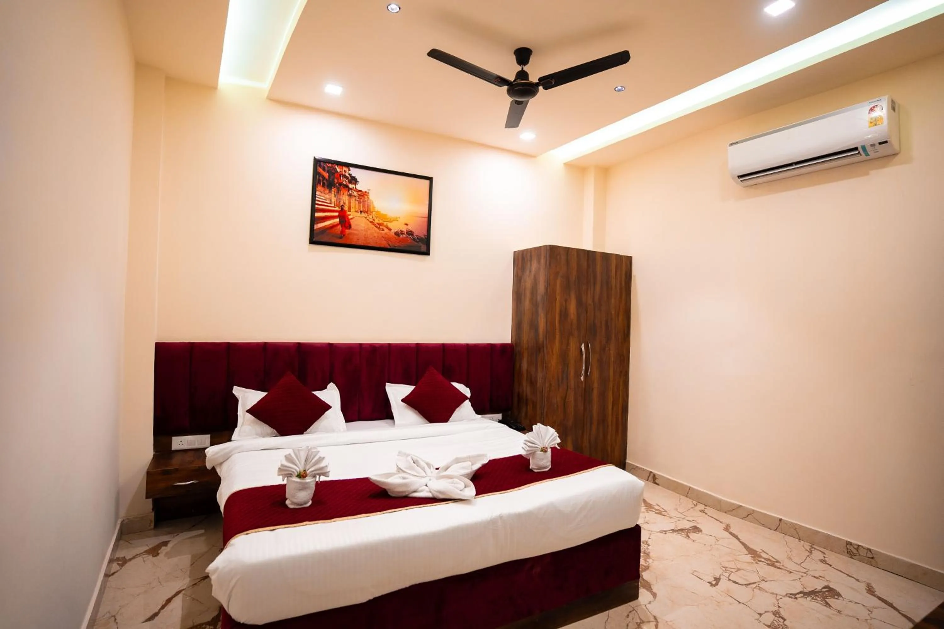 Bed in HOTEL JSR KEDAR