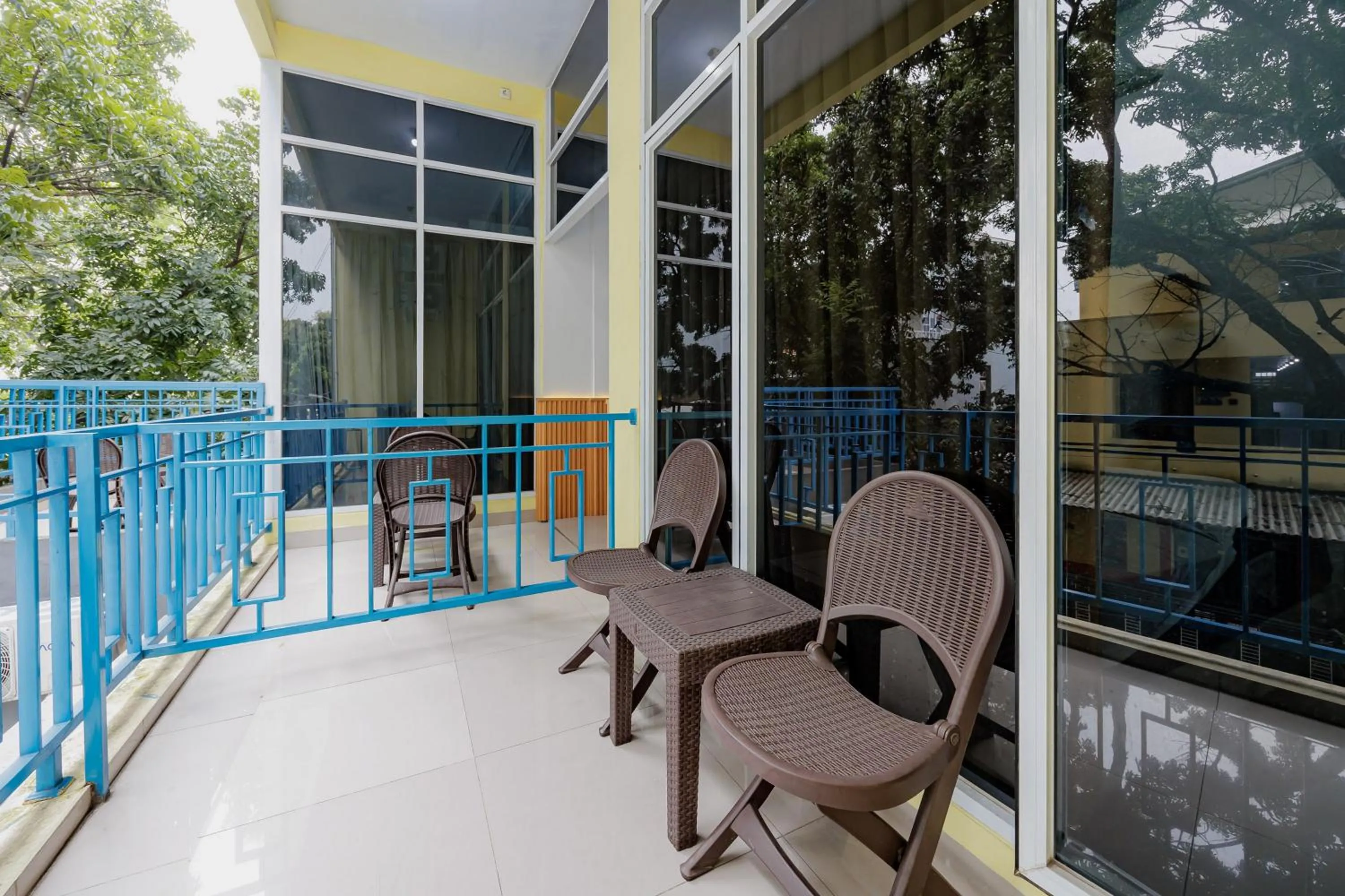 Seating area in Urbanview Hotel BSD City