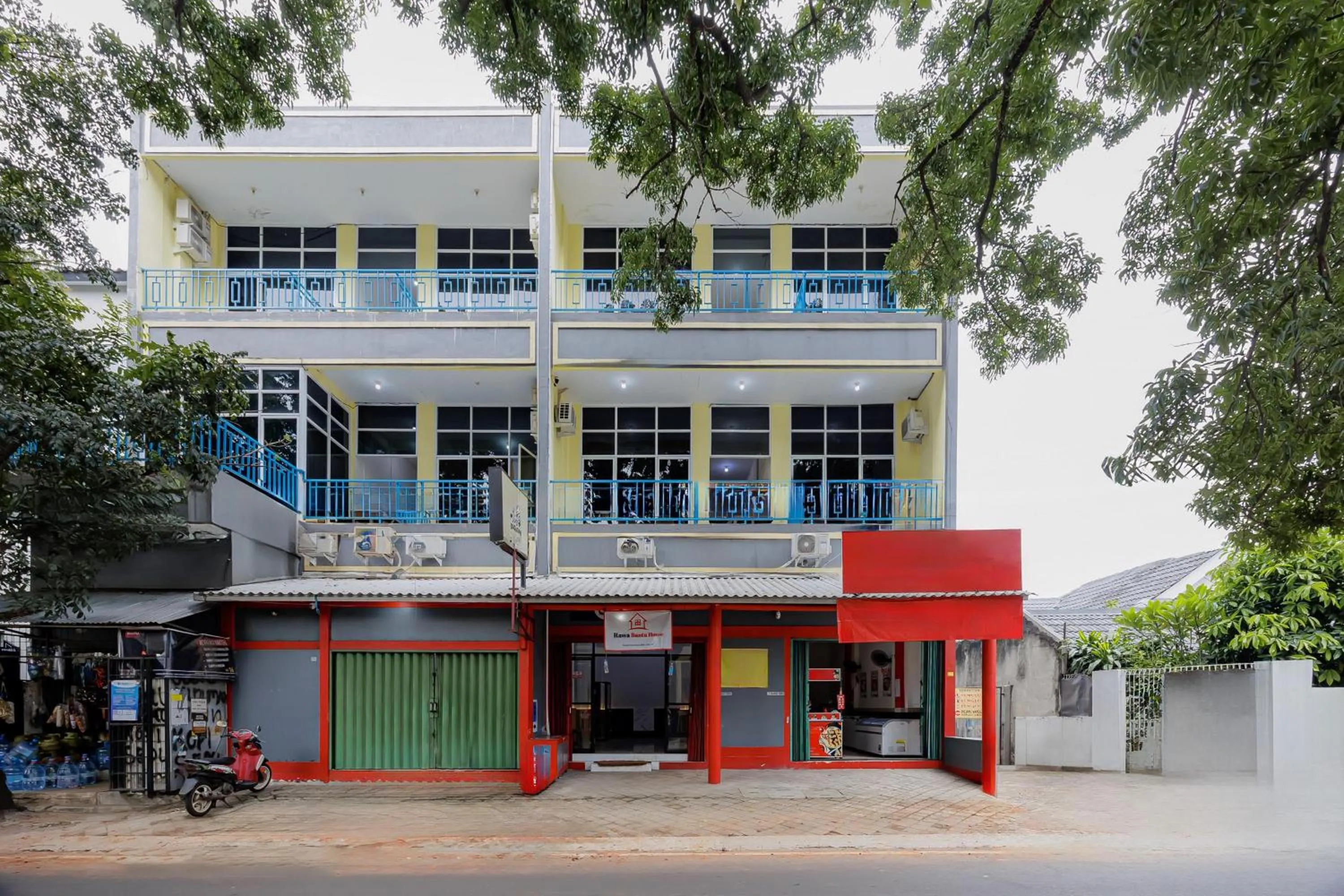 Facade/entrance in Urbanview Hotel BSD City