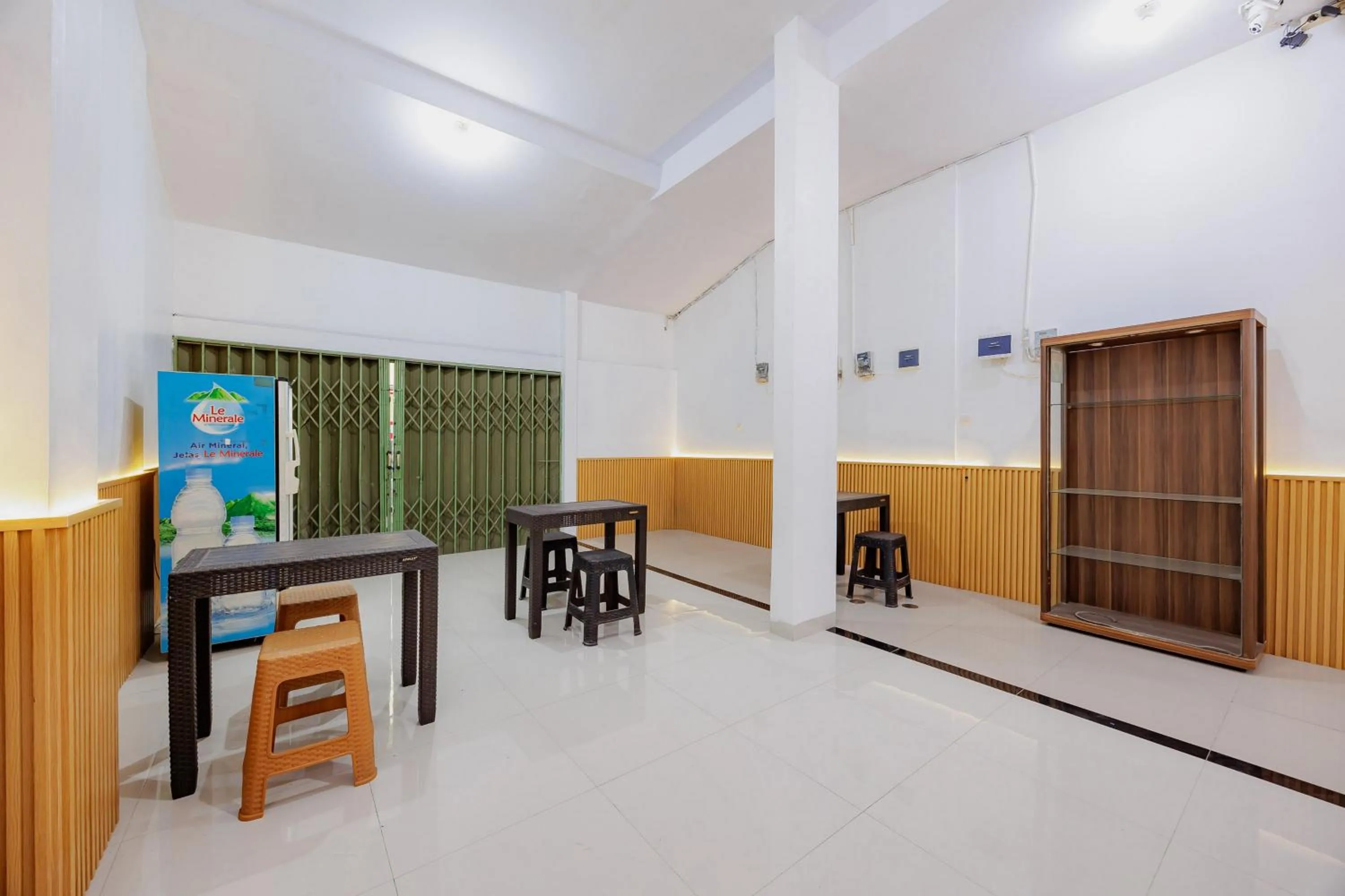 Seating area in Urbanview Hotel BSD City