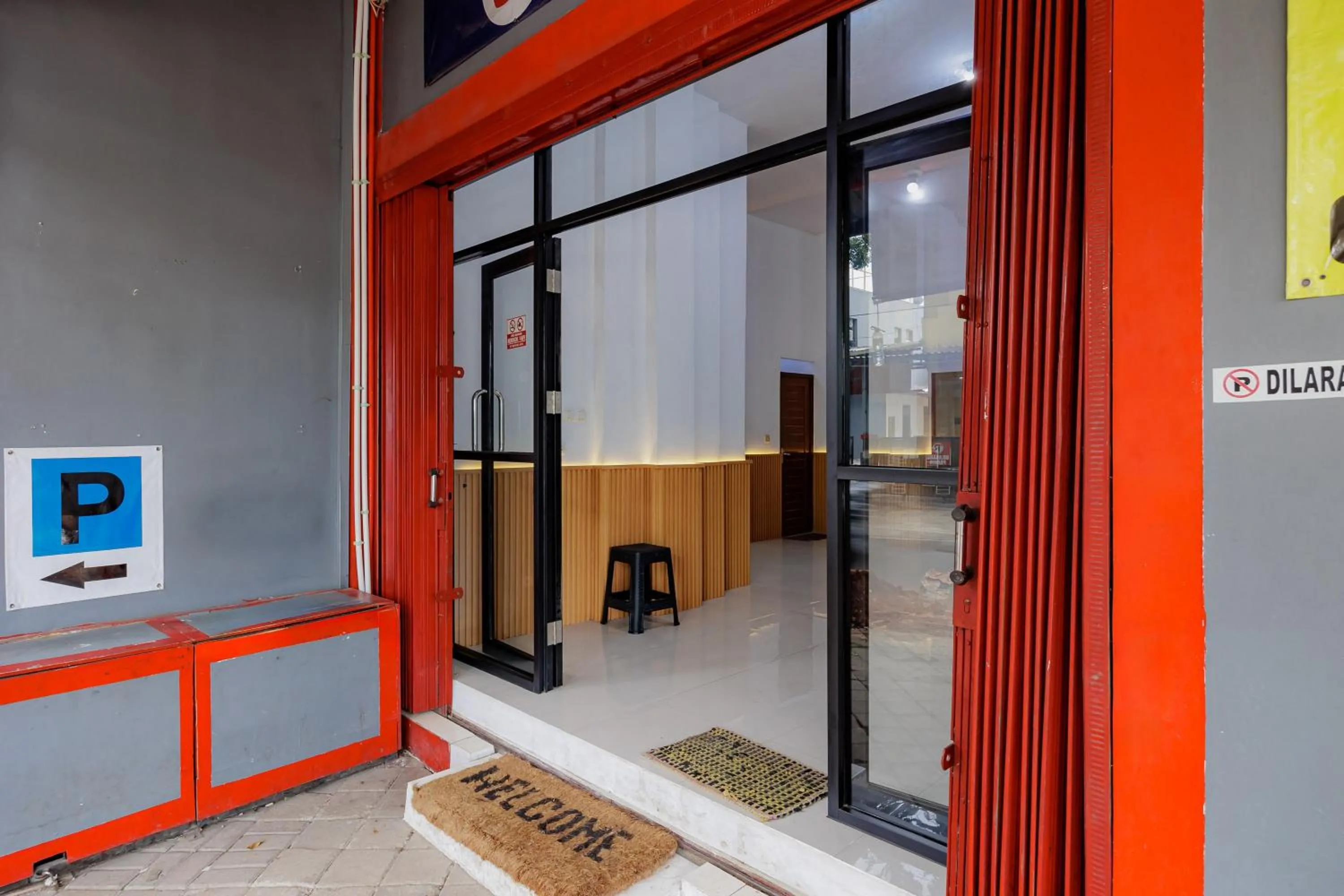 Facade/entrance in Urbanview Hotel BSD City