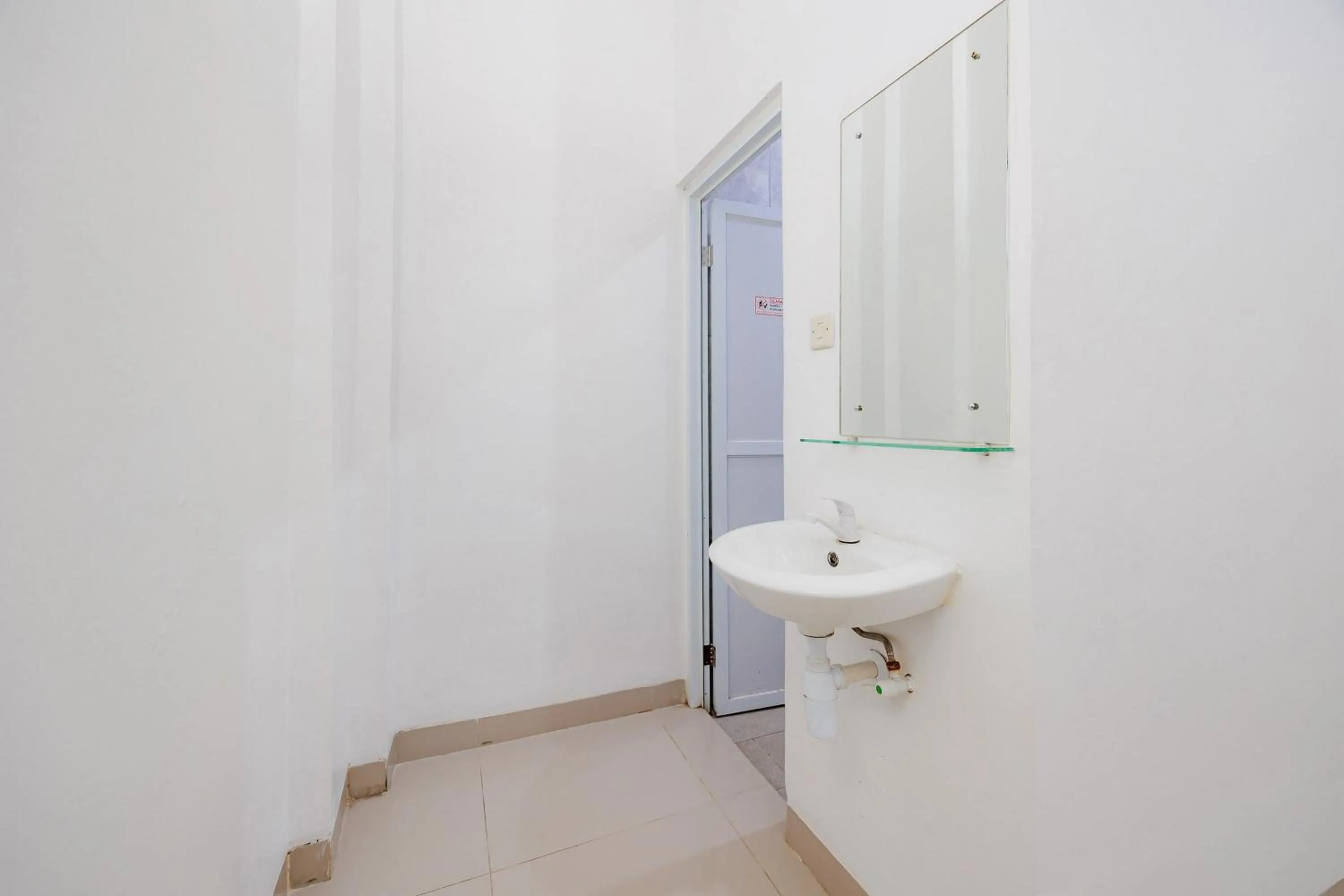 Bathroom in Urbanview Hotel BSD City