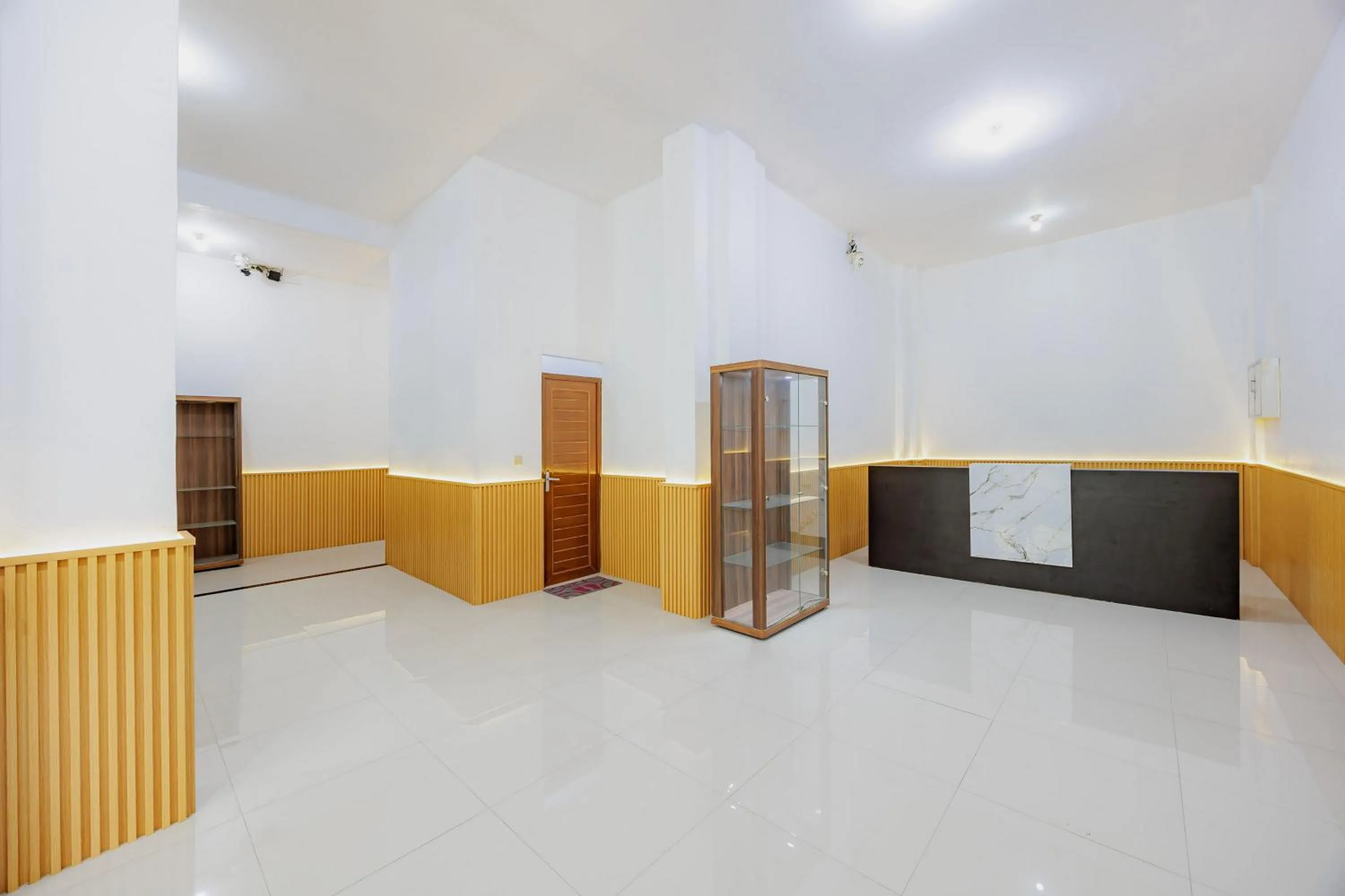 Lobby or reception in Urbanview Hotel BSD City