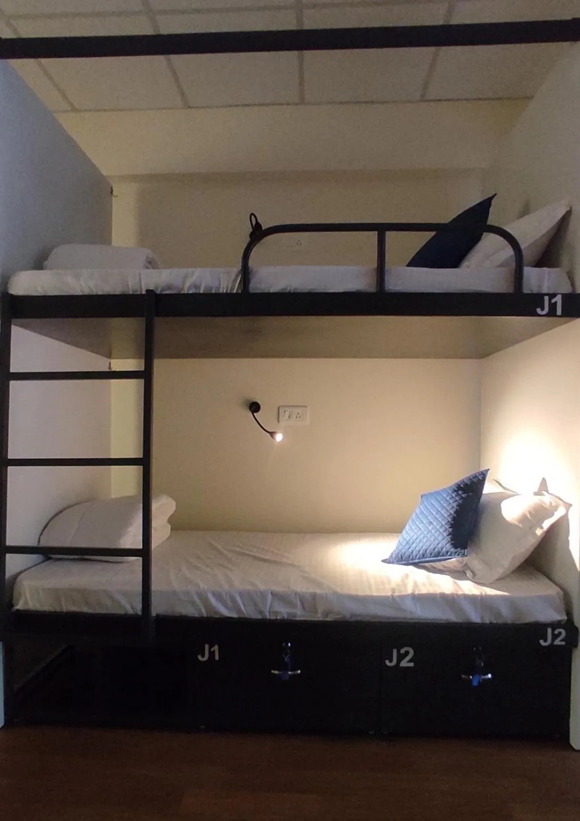 bunk bed, Bed in Hostells - Backpacker Hostel near Pune Station