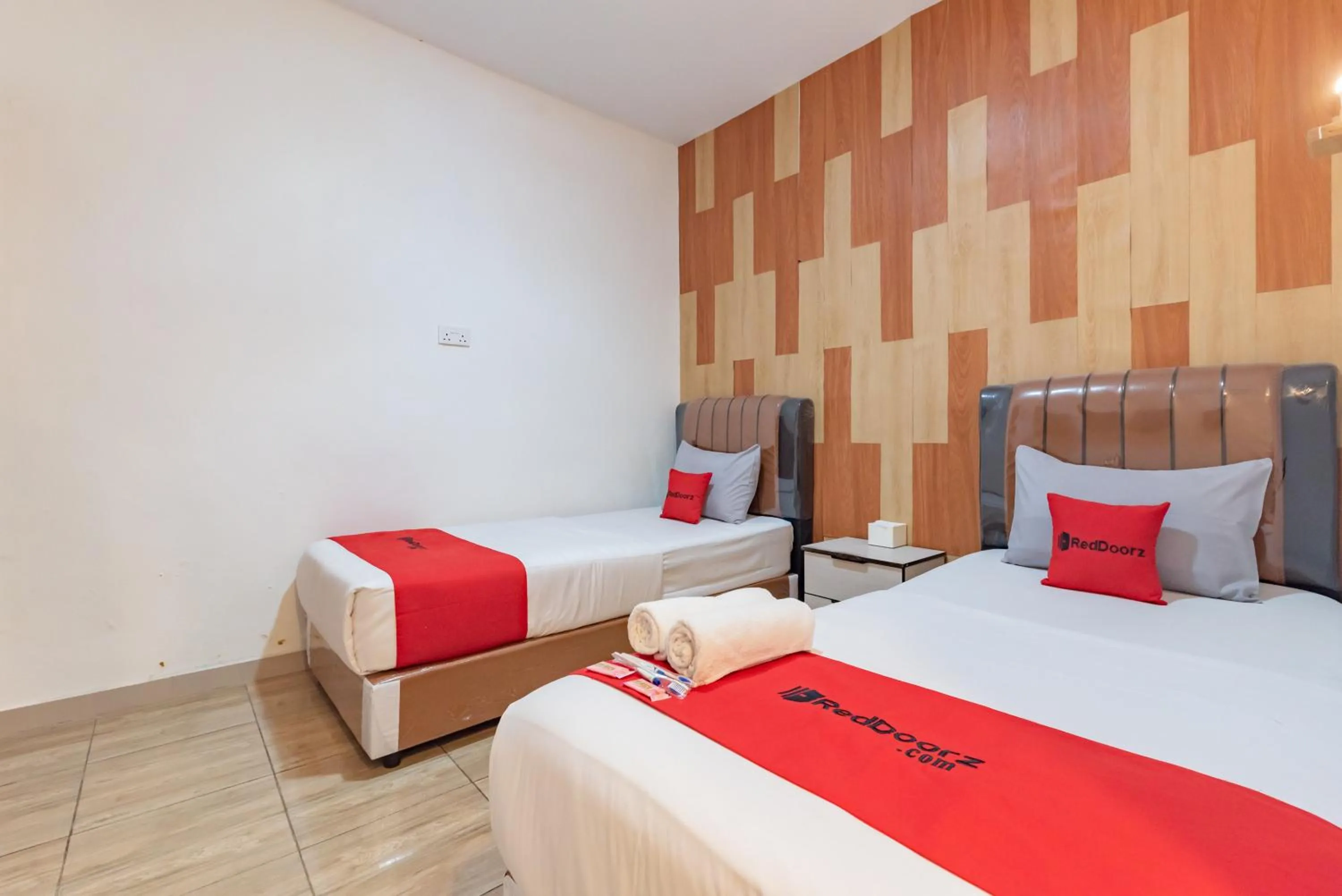 Deluxe Twin Room in RedDoorz Syariah near KBC Batam Centre