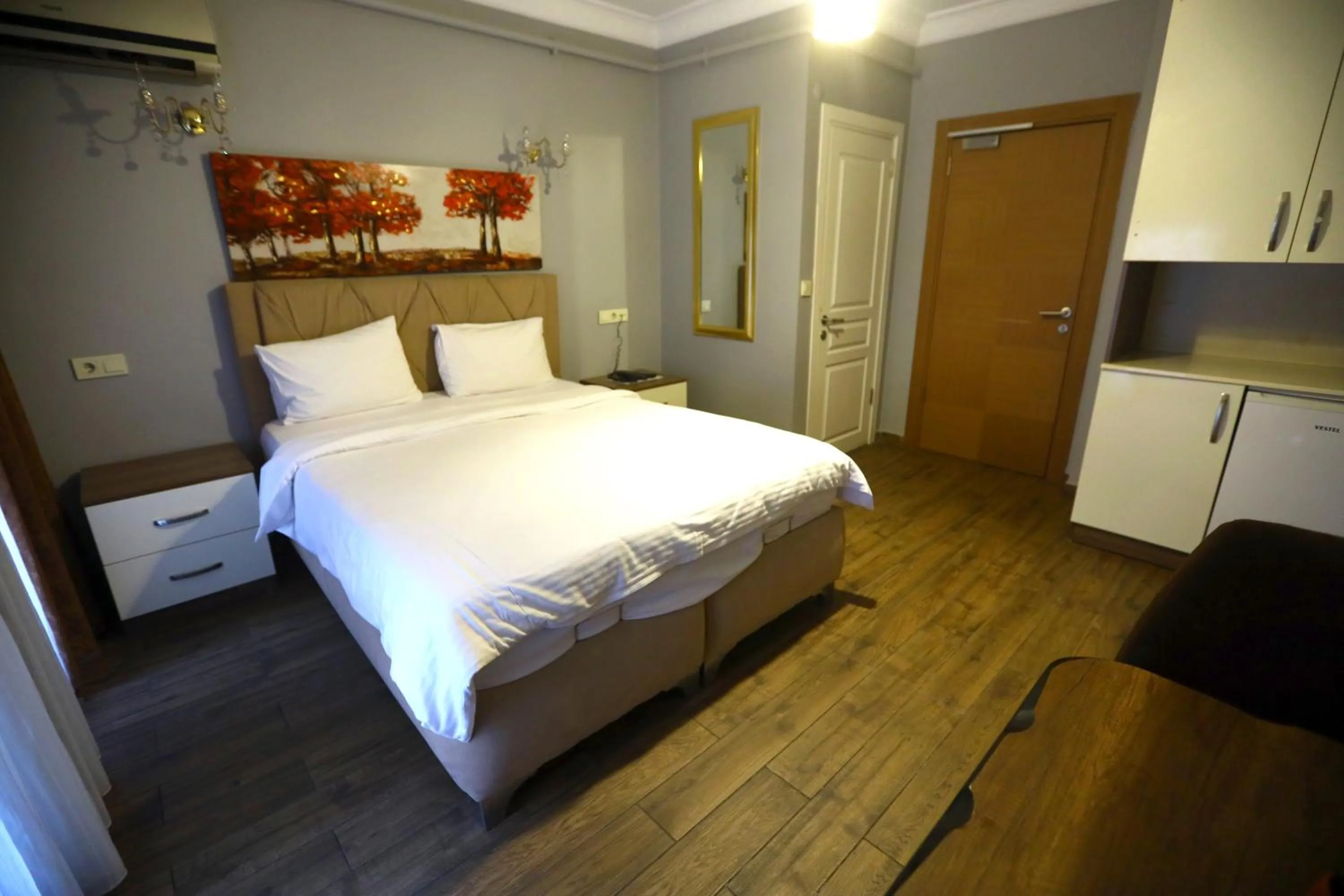 Photo of the whole room, Bed in Zendy Suite Hotel
