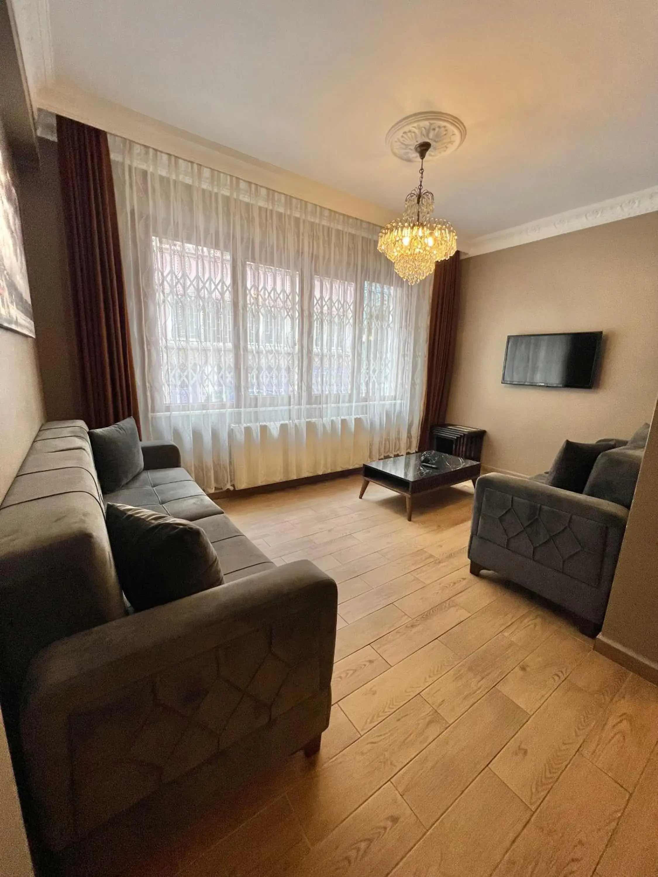 TV and multimedia in Zendy Suite Hotel TV and multimedia in Zendy Suite Hotel