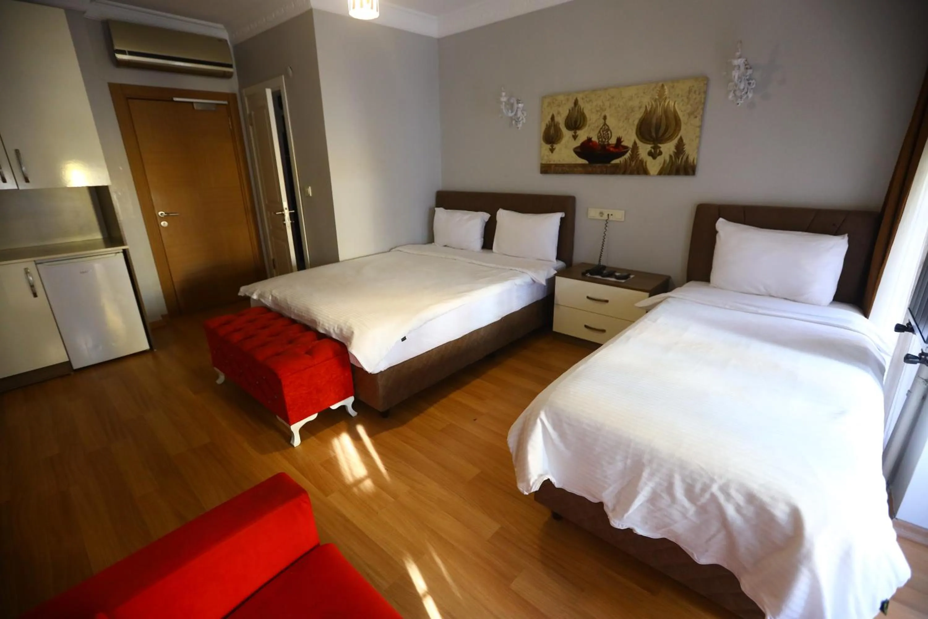 Photo of the whole room, Bed in Zendy Suite Hotel