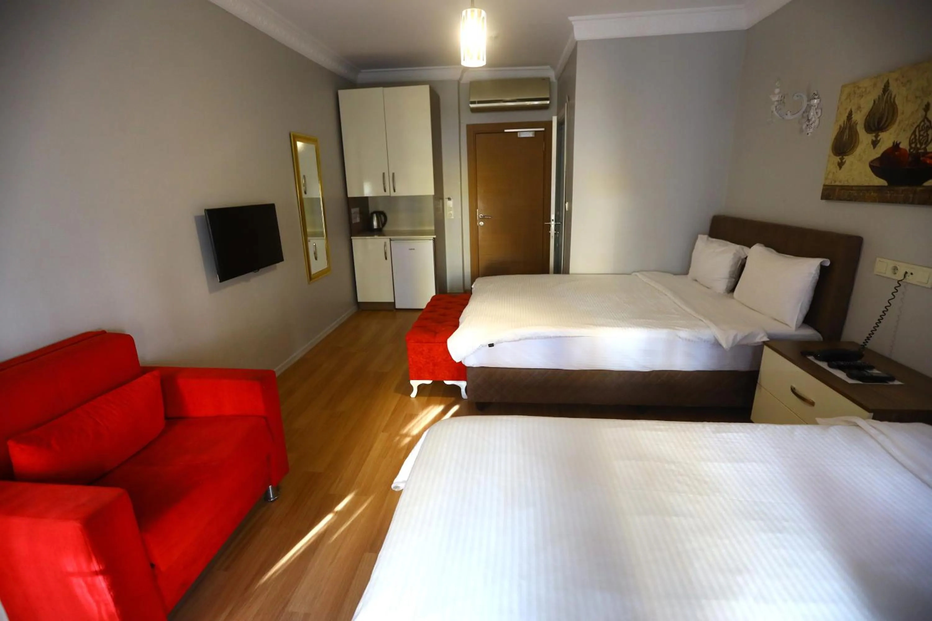 Photo of the whole room, Bed in Zendy Suite Hotel