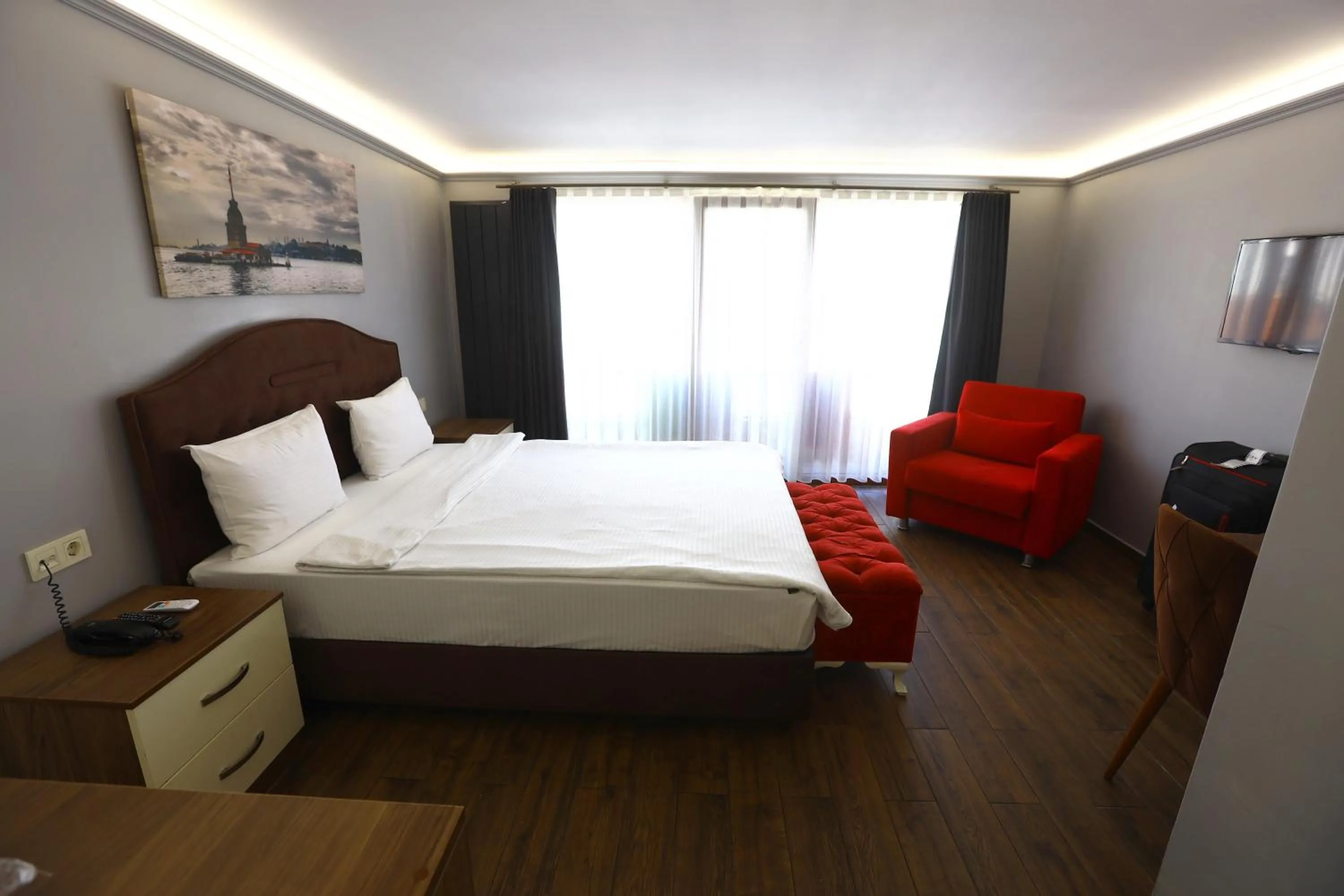 Photo of the whole room, Bed in Zendy Suite Hotel