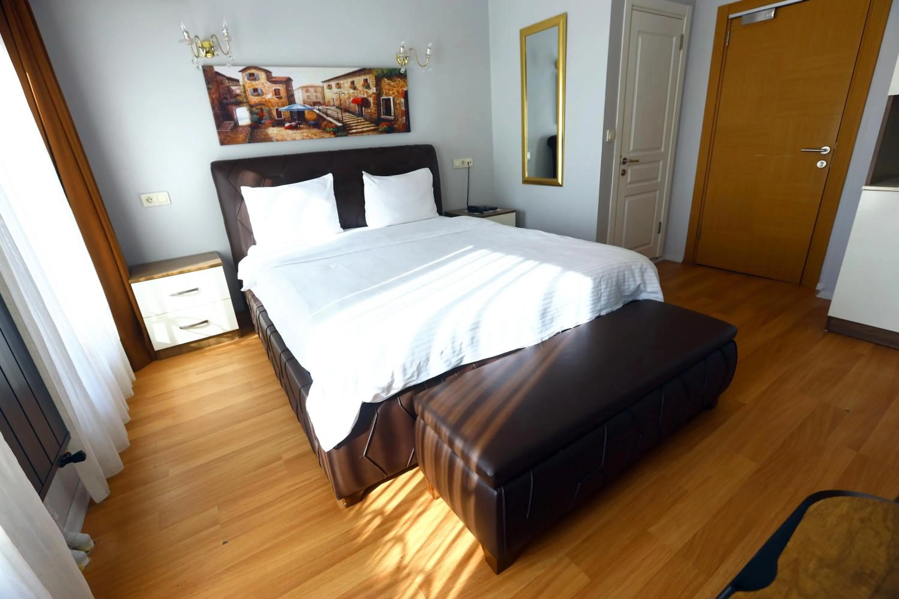 Photo of the whole room, Bed in Zendy Suite Hotel