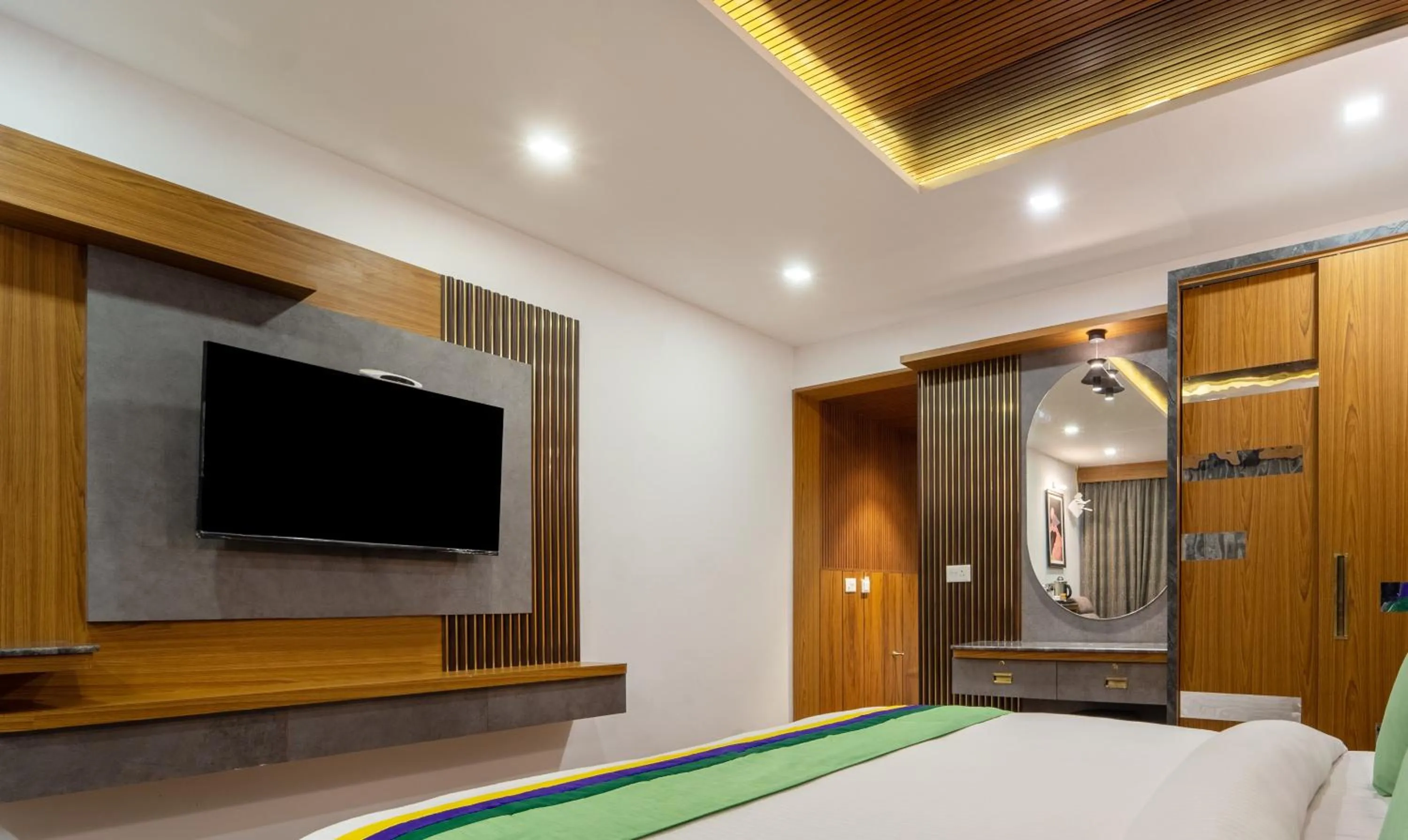 Bedroom, Bed in Treebo Skydale Premium Suites, 1500 Mtrs From Ooty Lake