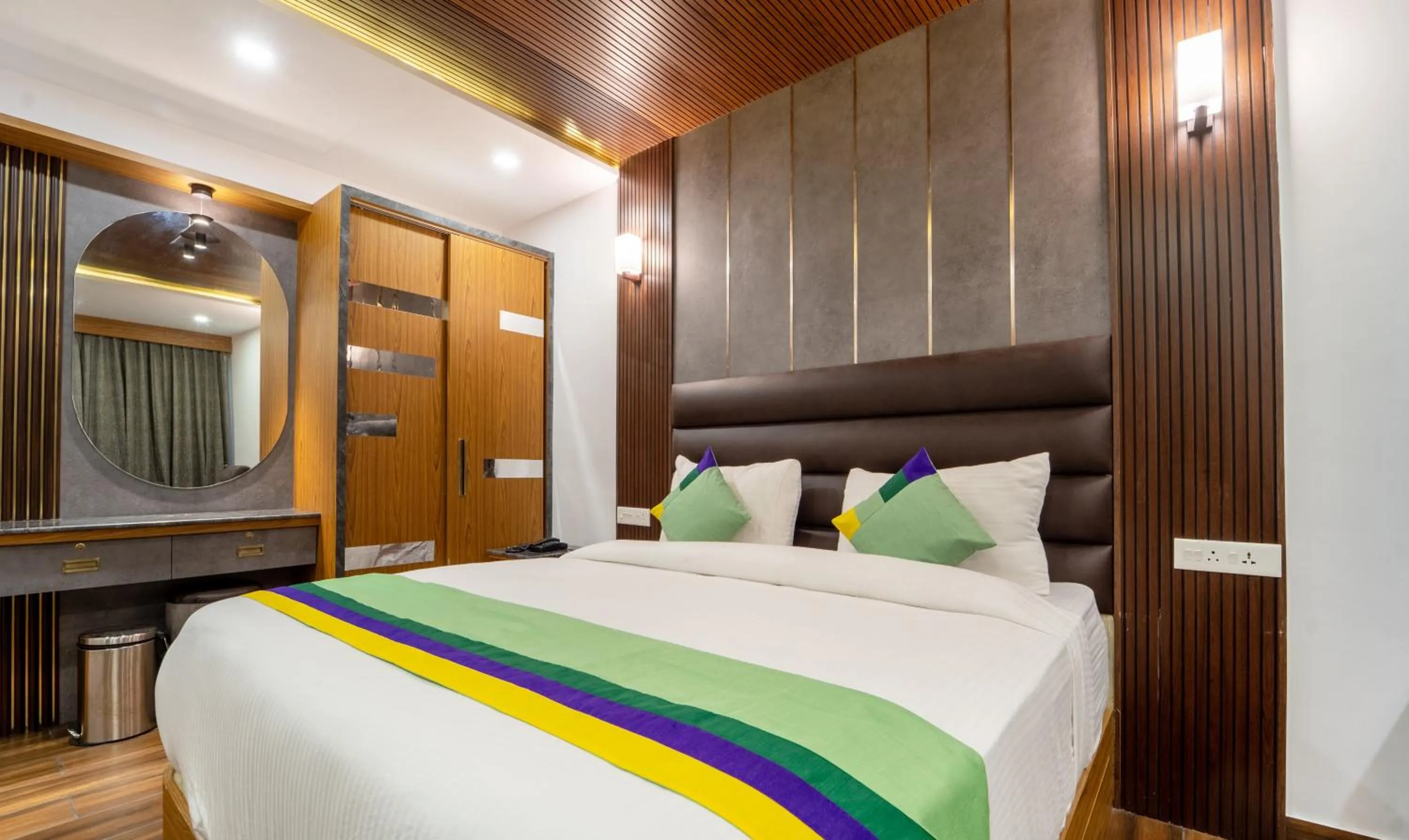 Bedroom, Bed in Treebo Skydale Premium Suites, 1500 Mtrs From Ooty Lake