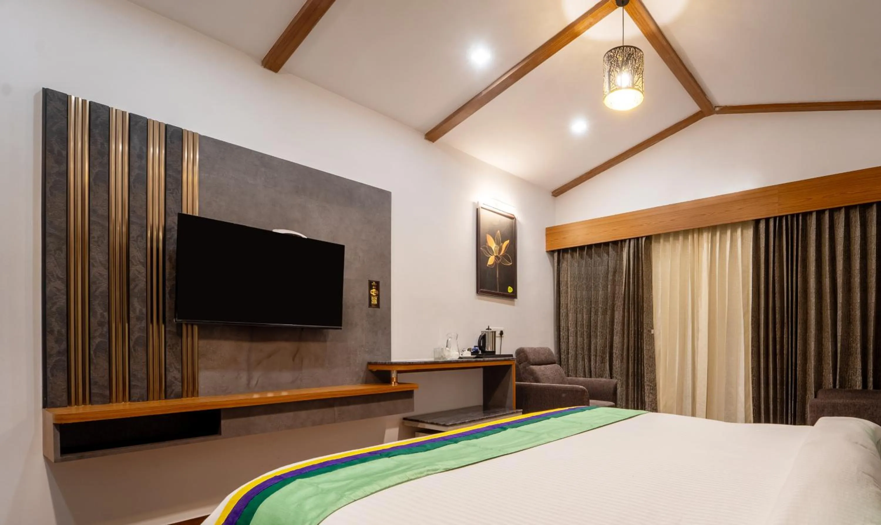 Bedroom, Bed in Treebo Skydale Premium Suites, 1500 Mtrs From Ooty Lake
