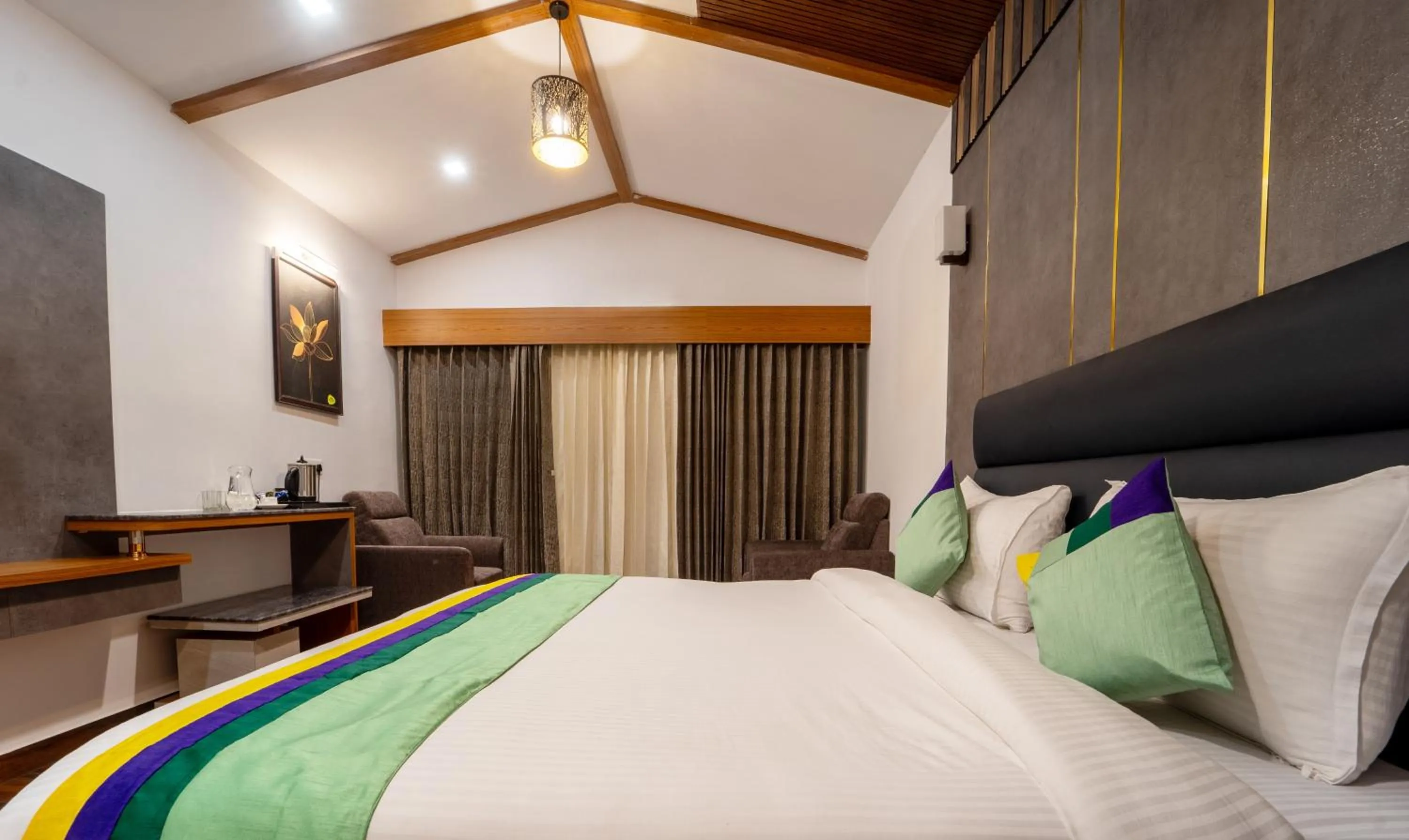 Bedroom, Bed in Treebo Skydale Premium Suites, 1500 Mtrs From Ooty Lake