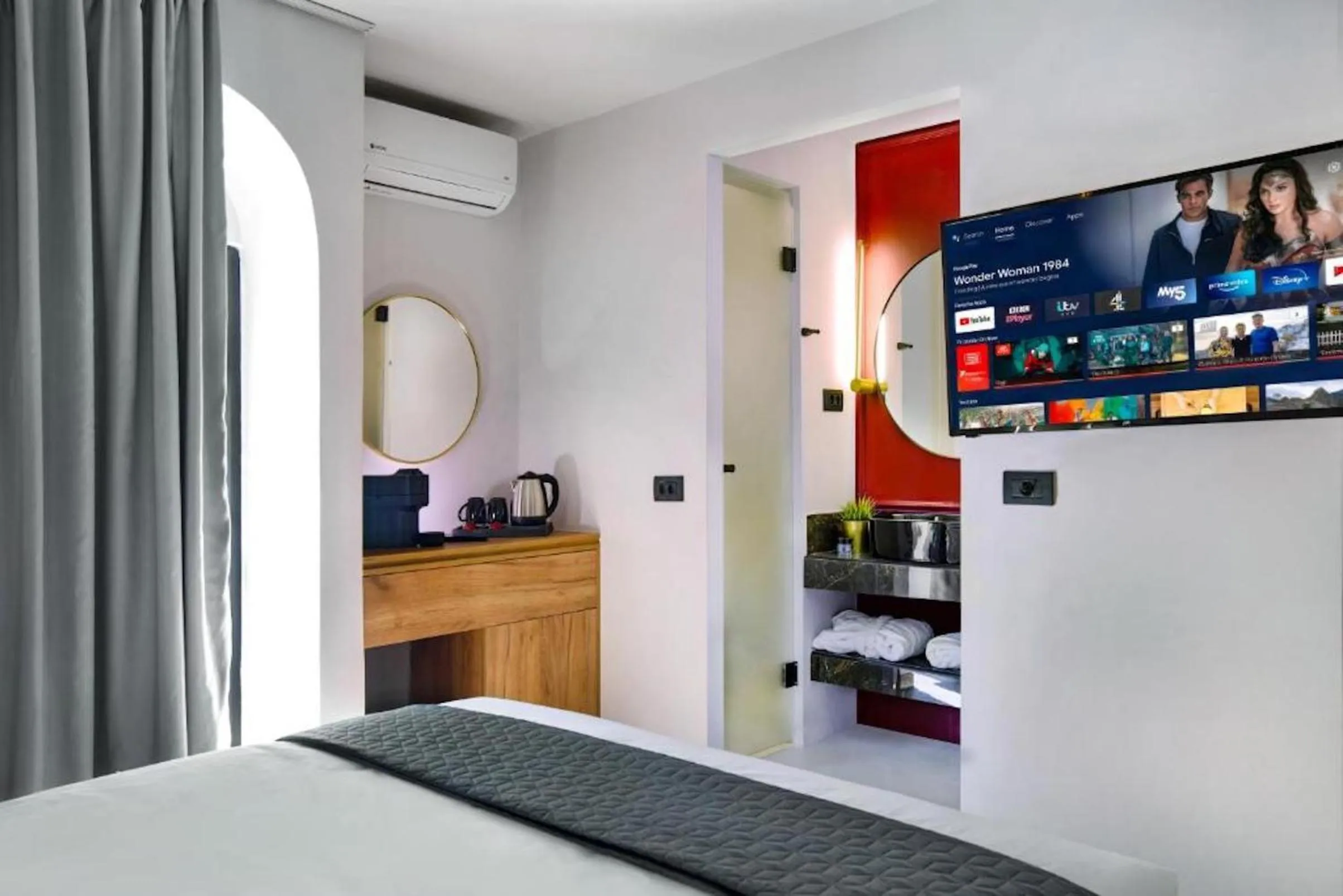 Bed in CITYLUXE Suites & Rooms