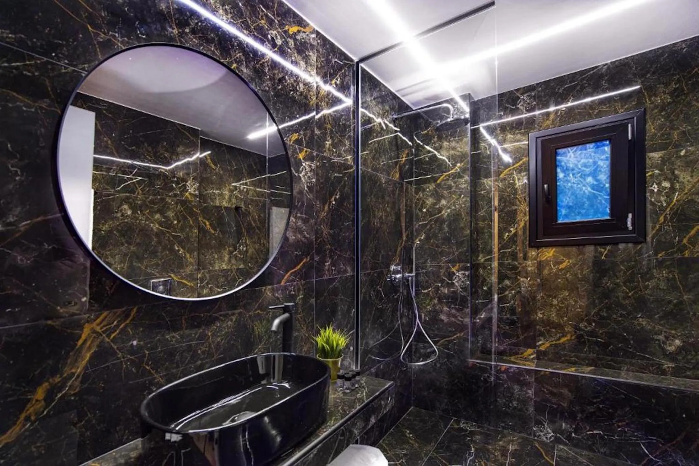 Shower in CITYLUXE Suites & Rooms