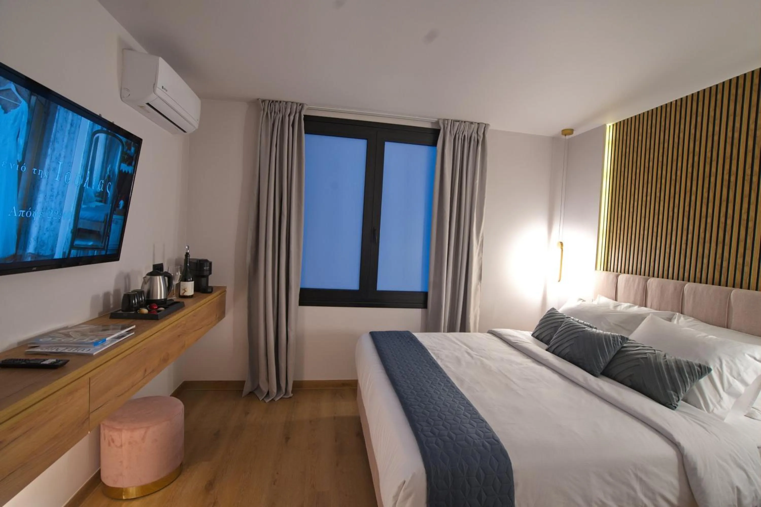 Bed in CITYLUXE Suites & Rooms