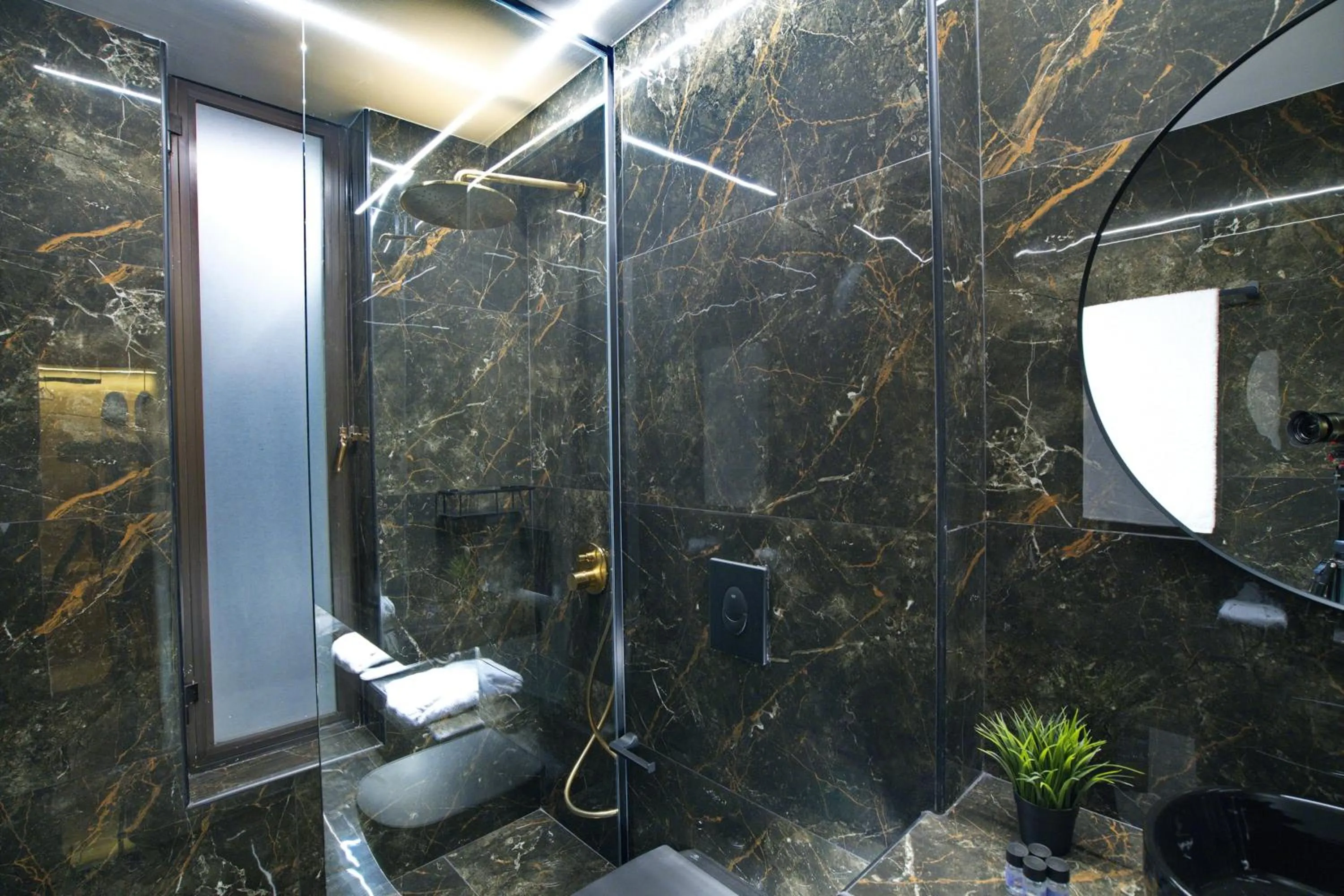 Shower in CITYLUXE Suites & Rooms