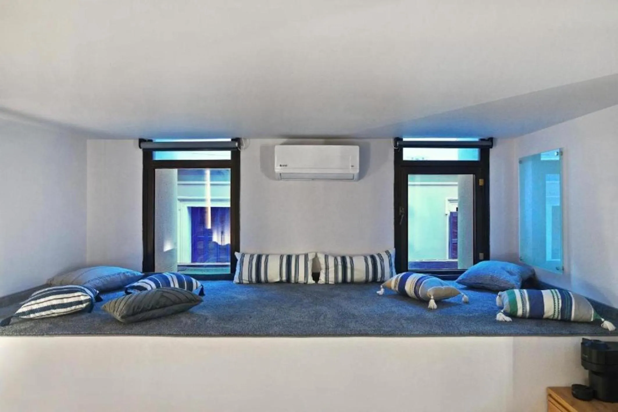 Living room, Bed in CITYLUXE Suites & Rooms