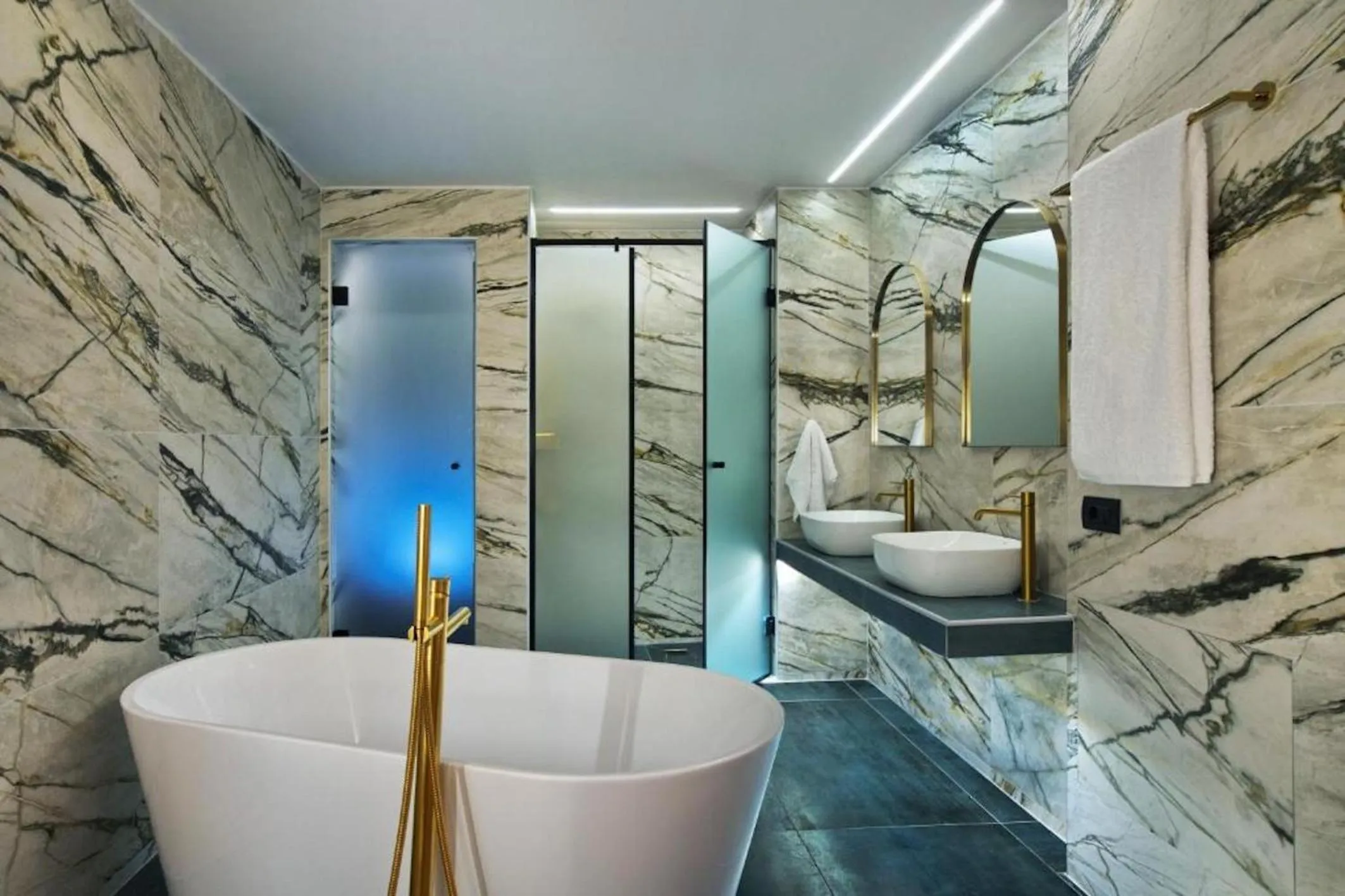 Shower in CITYLUXE Suites & Rooms