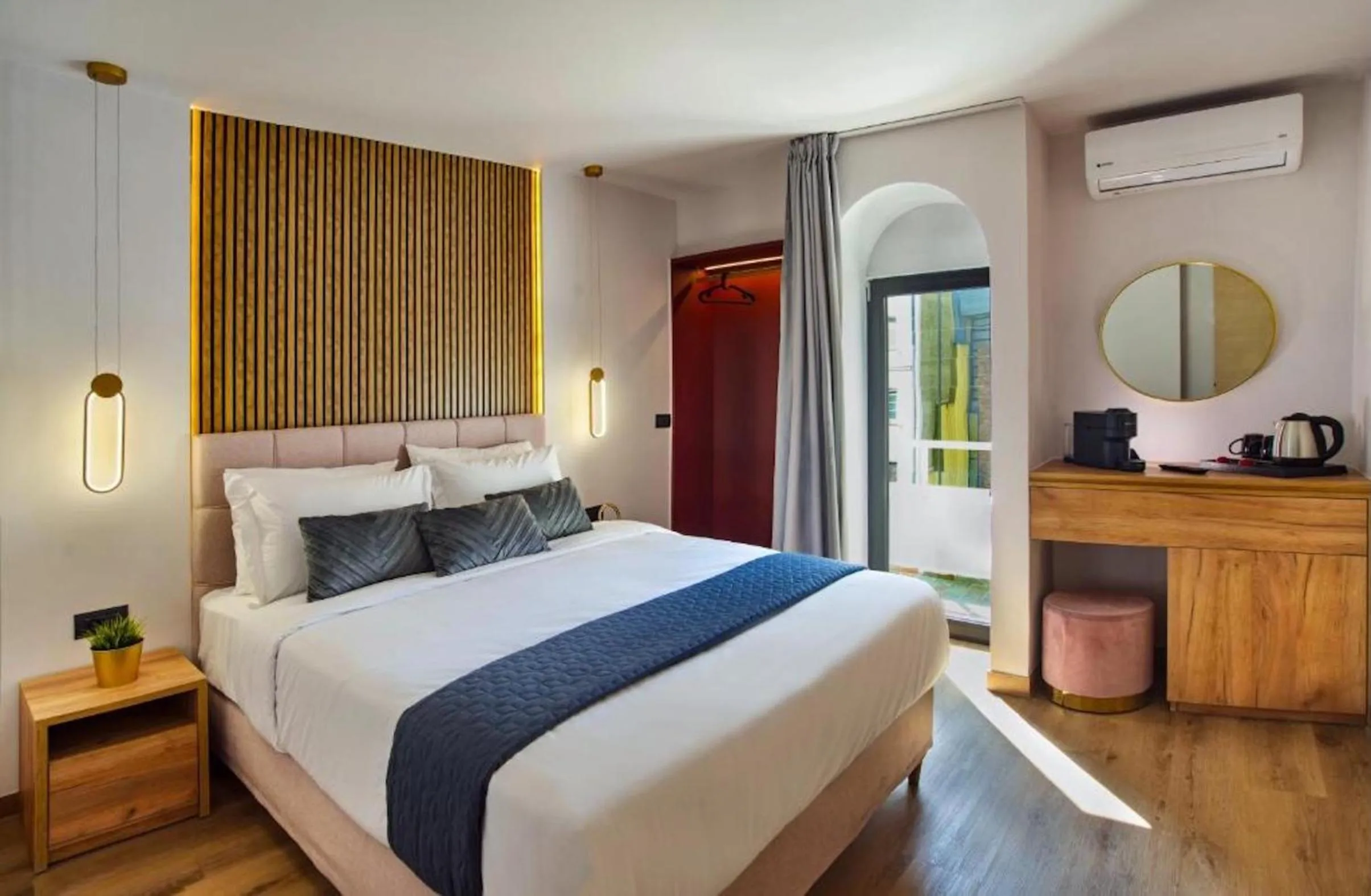 Bed in CITYLUXE Suites & Rooms