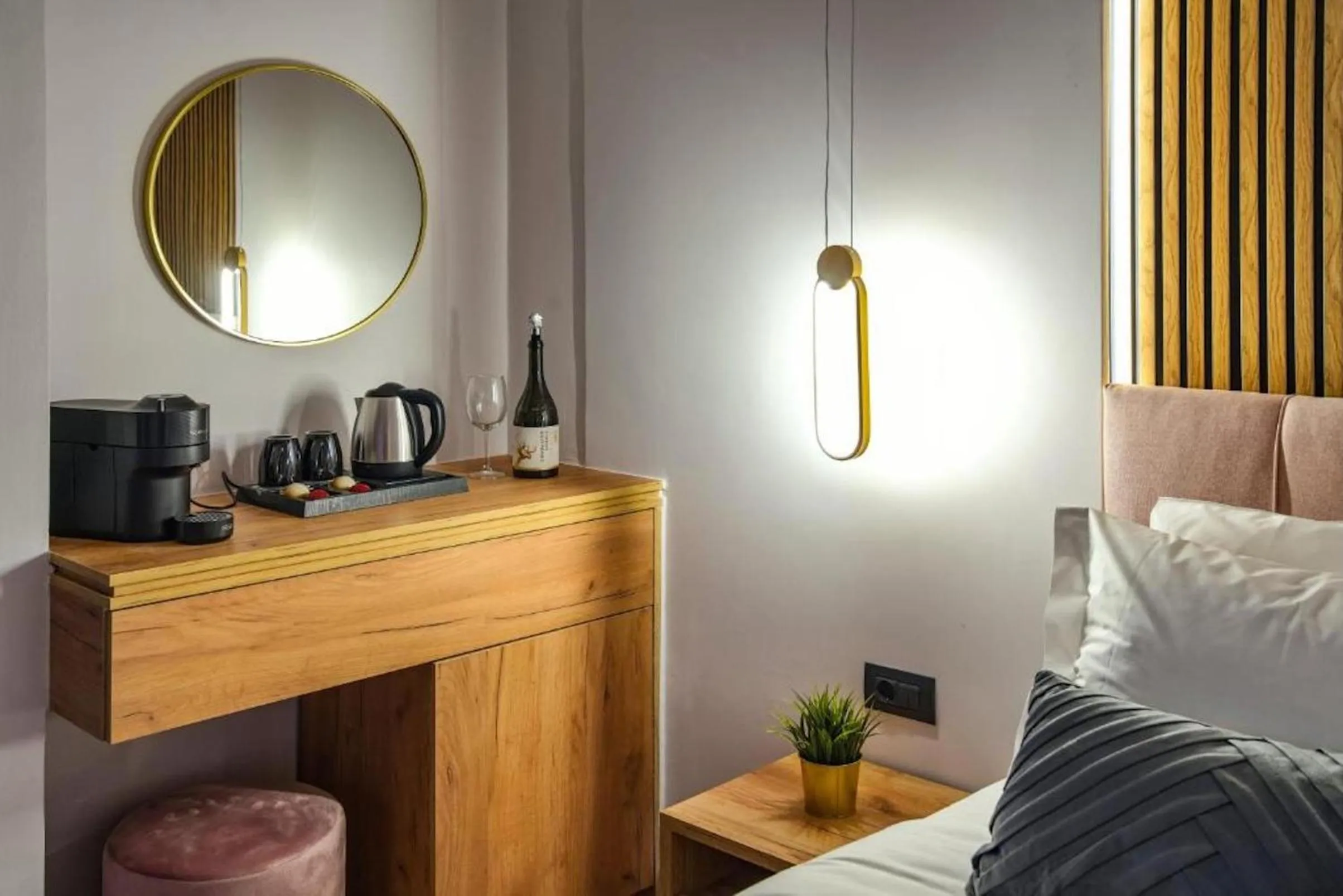 Bed in CITYLUXE Suites & Rooms