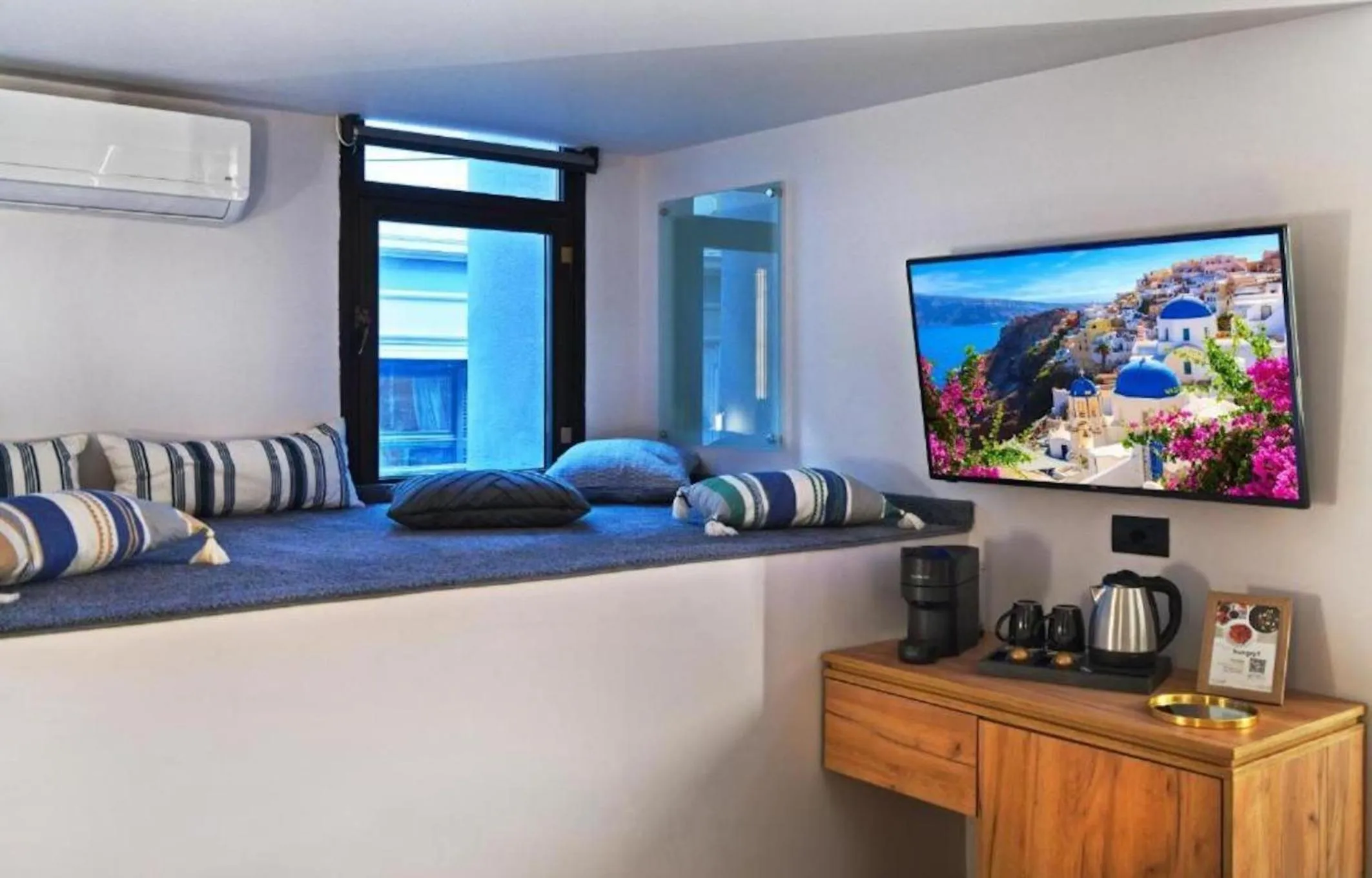TV and multimedia, Bed in CITYLUXE Suites & Rooms