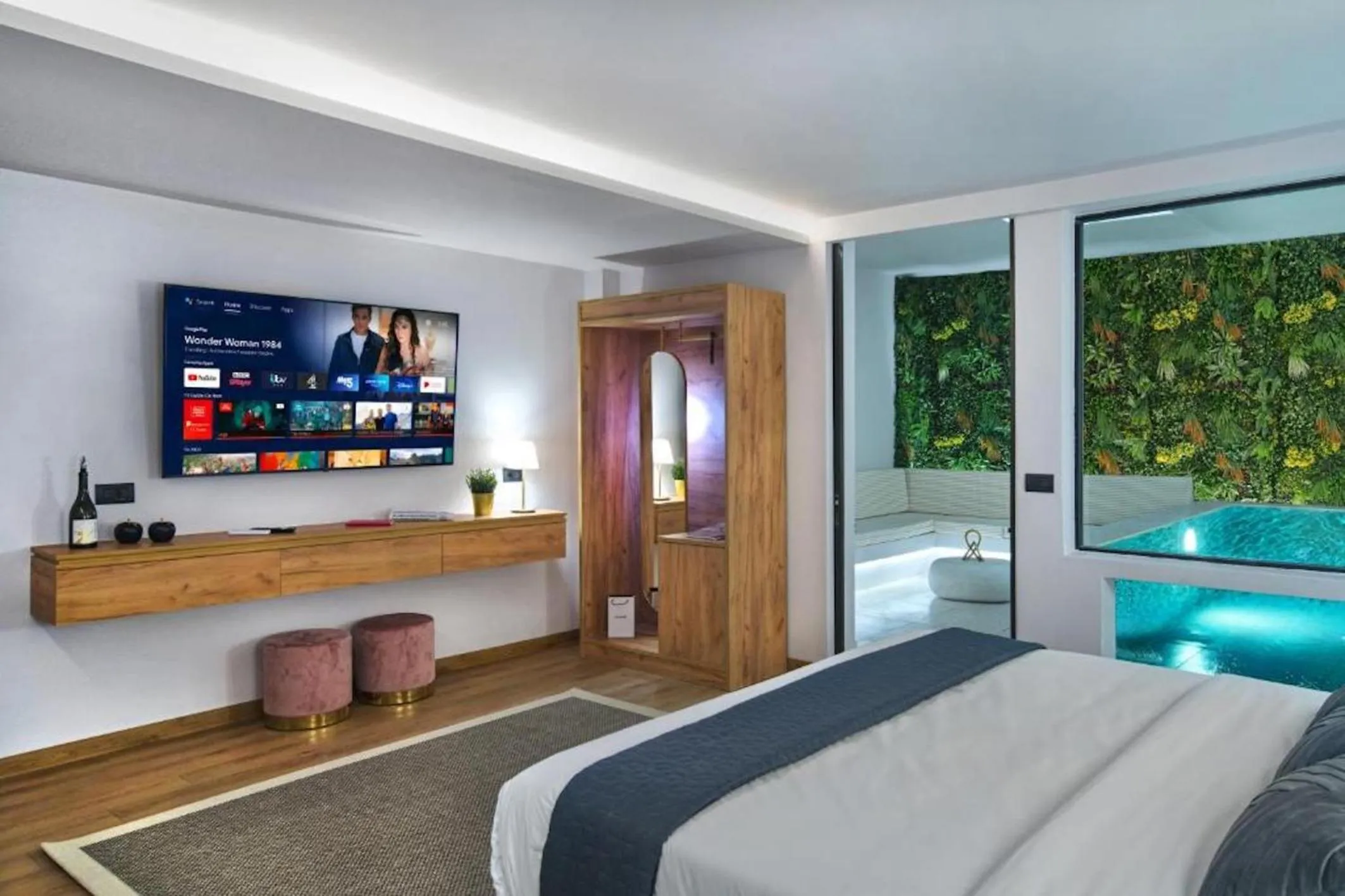 Bed in CITYLUXE Suites & Rooms