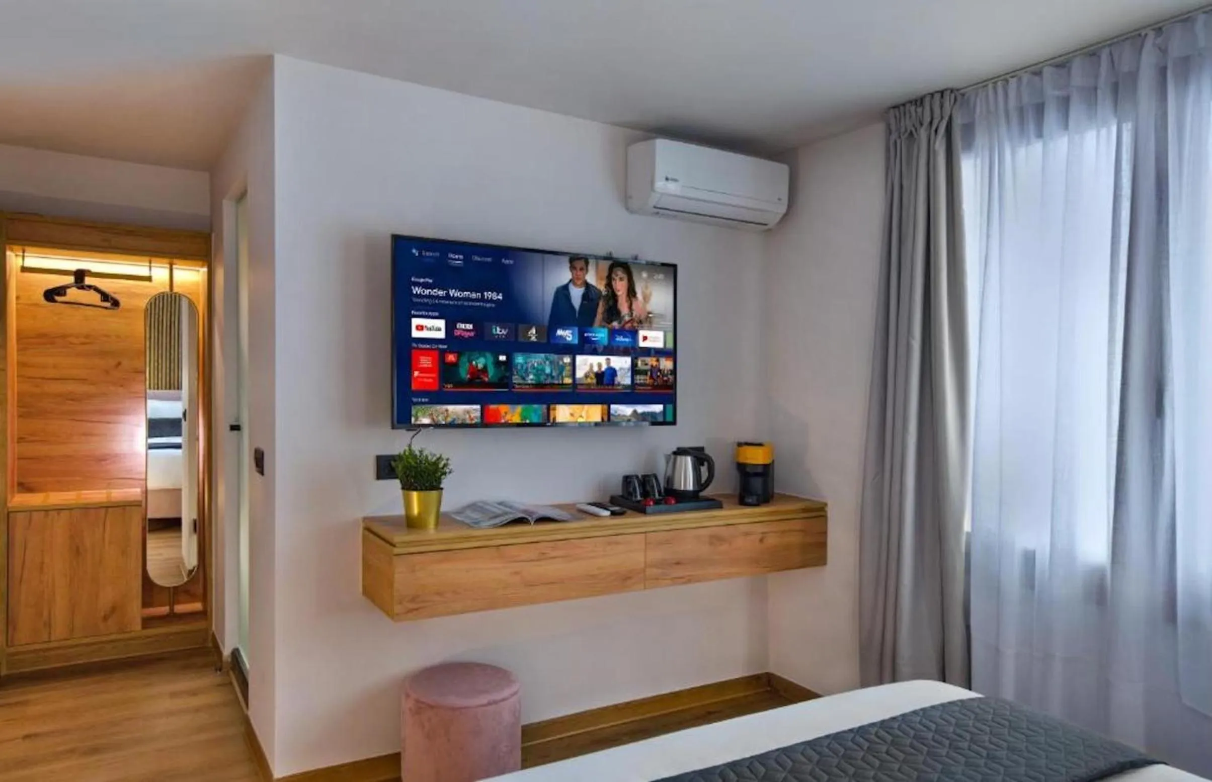 Bed in CITYLUXE Suites & Rooms