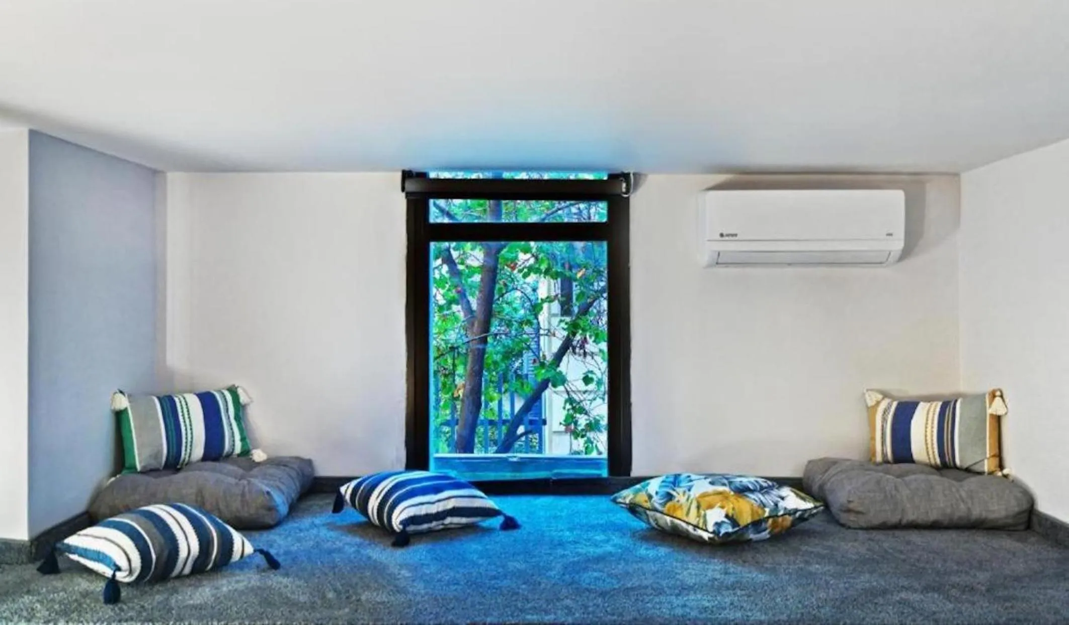 Seating area, Bed in CITYLUXE Suites & Rooms