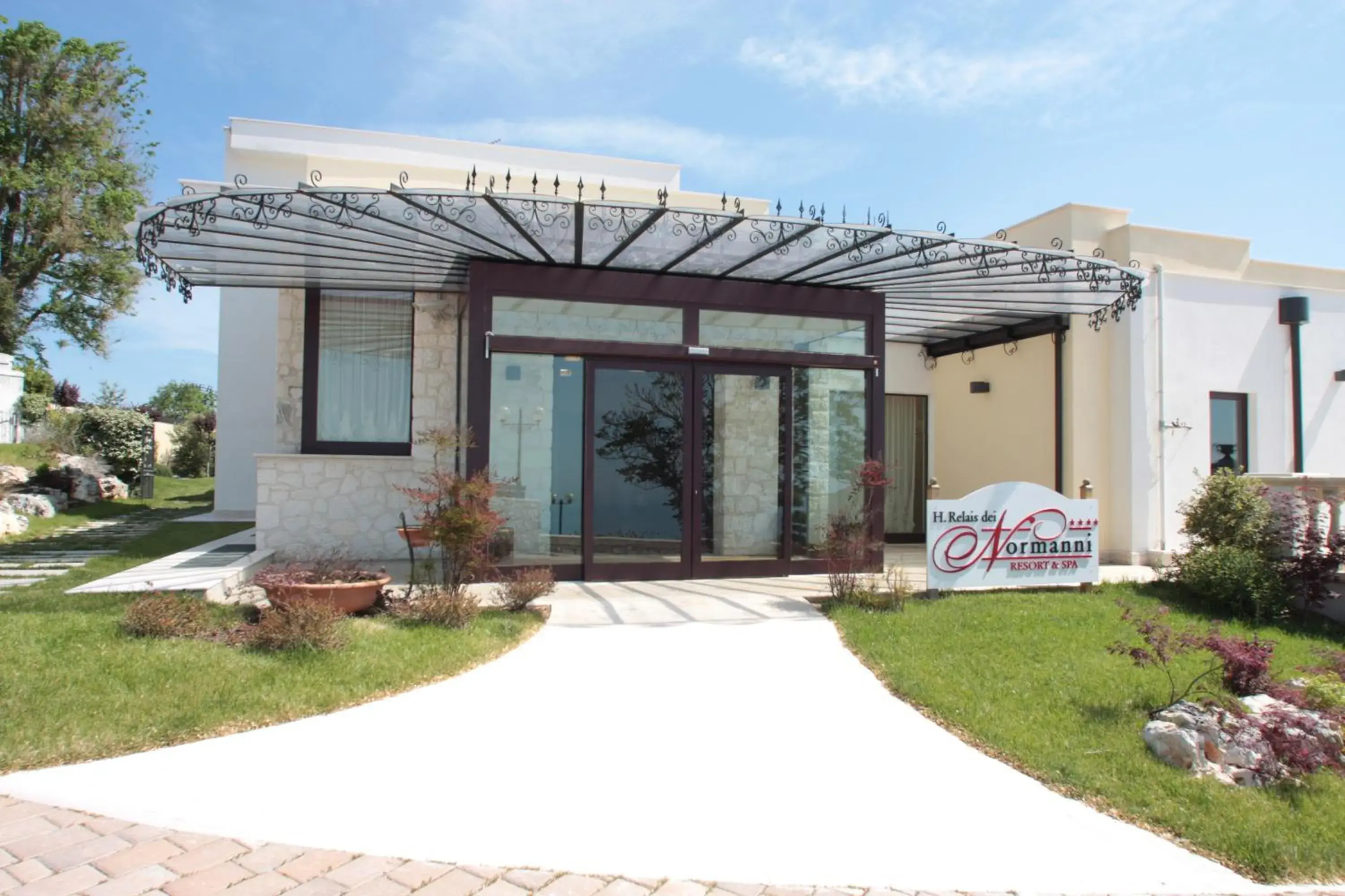 Facade/entrance in Hotel Relais dei Normanni Facade/entrance in Hotel Relais dei Normanni