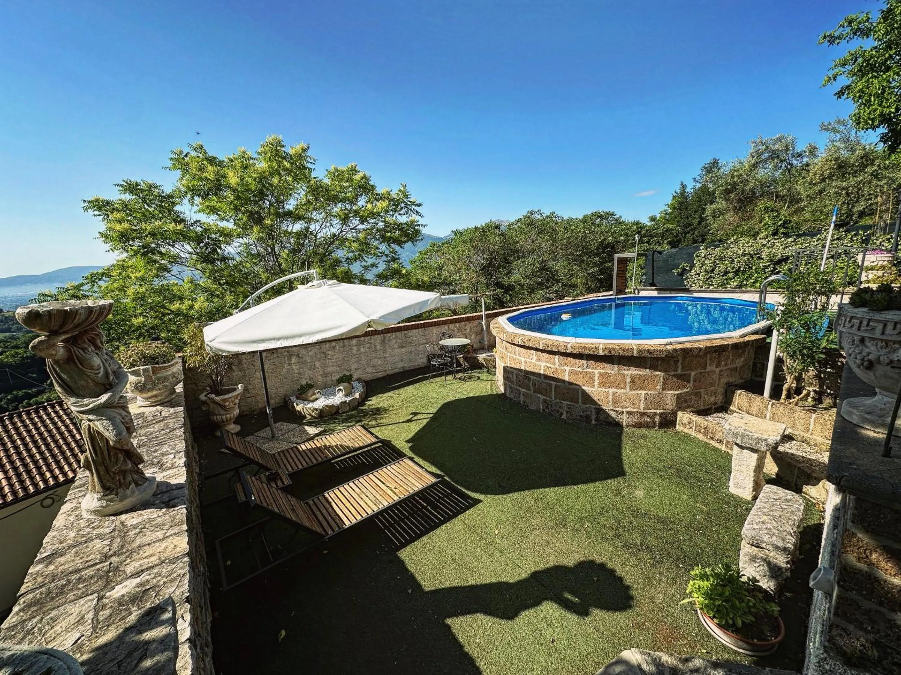 Pool view in L'Antica Dimora