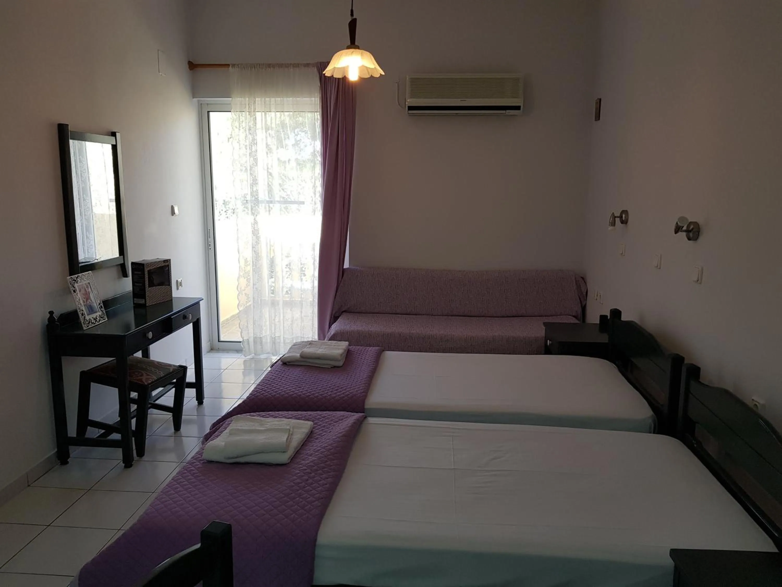 Photo of the whole room, Bed in Zinovia