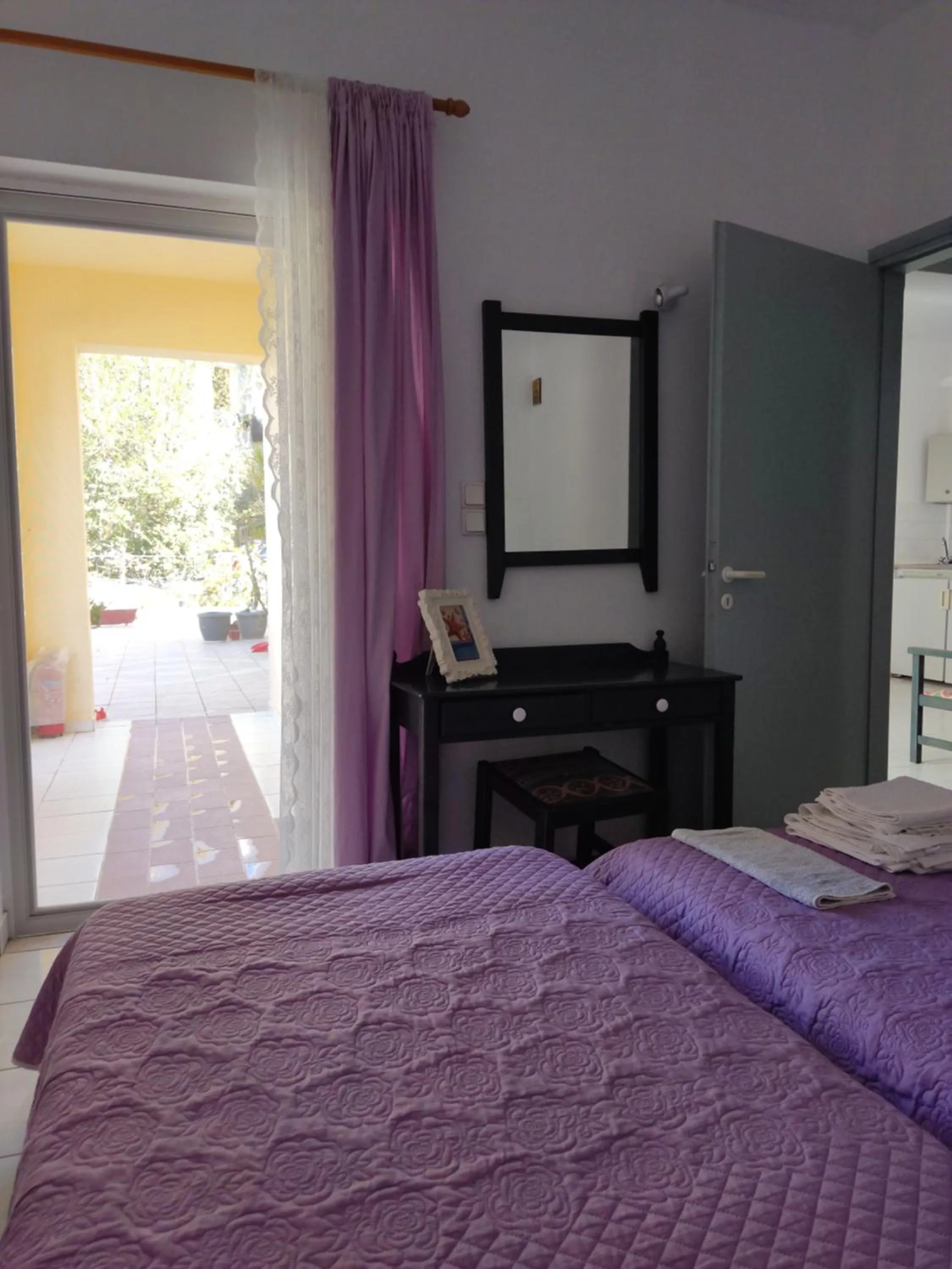 Bedroom, Bed in Zinovia