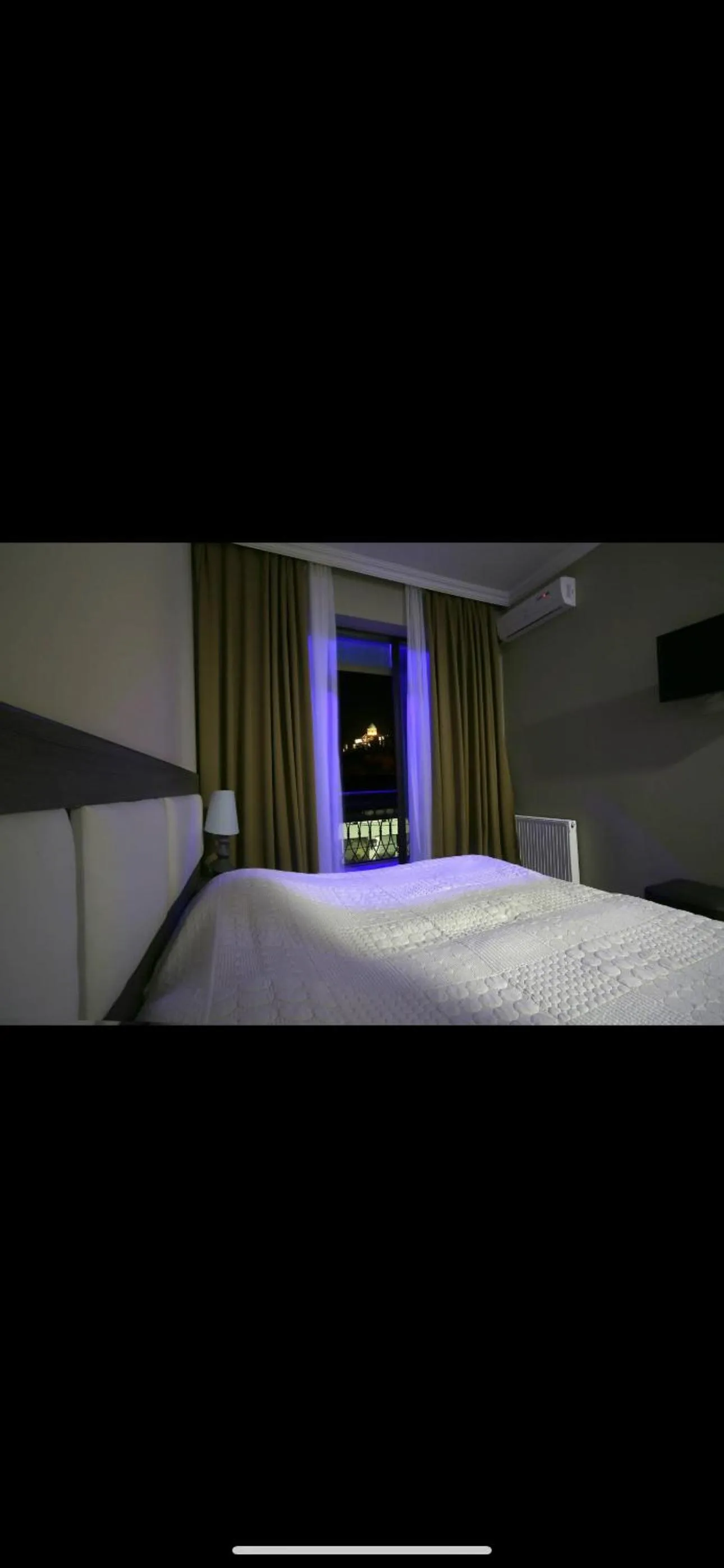 Bed in Discovery Hotel