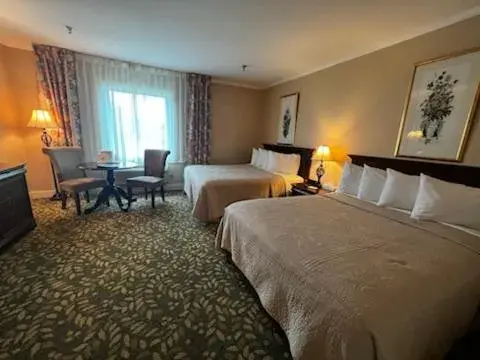 Double Room in Historic Summit Inn Double Room in Historic Summit Inn