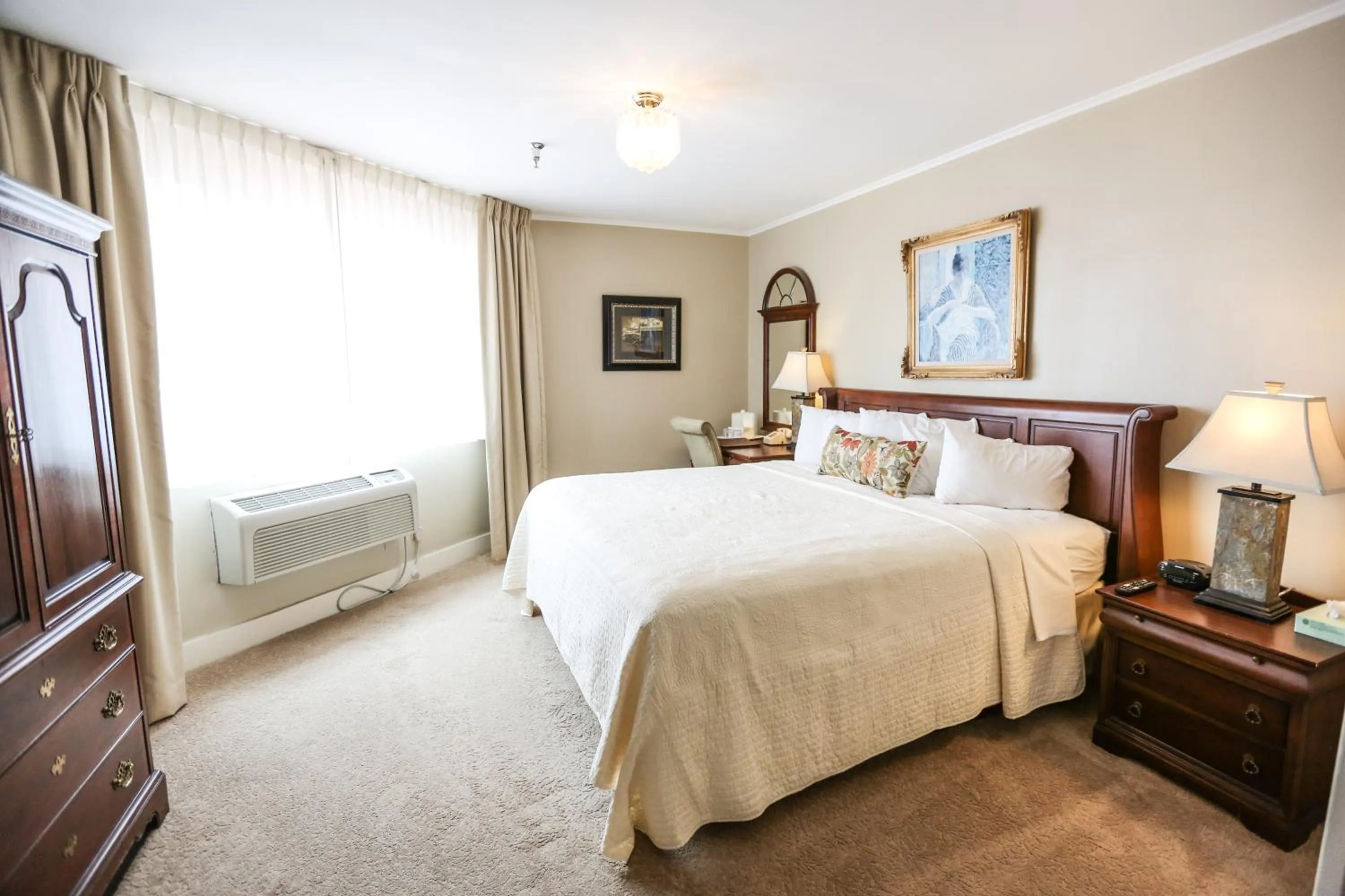 Bedroom, Bed in Historic Summit Inn