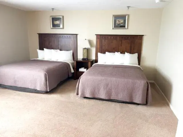 Double Room in Historic Summit Inn Double Room in Historic Summit Inn