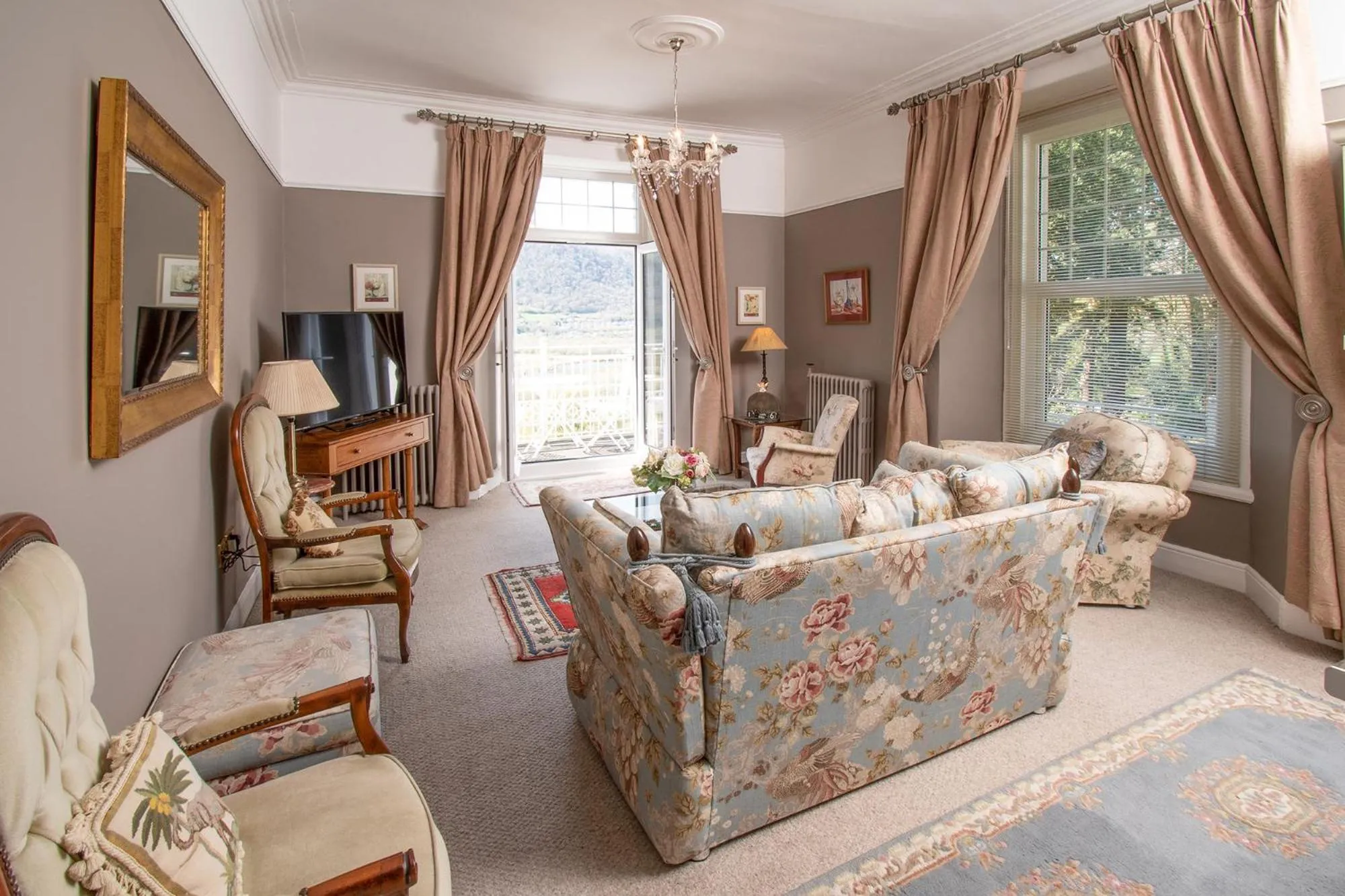 Photo of the whole room in Plas Maenan