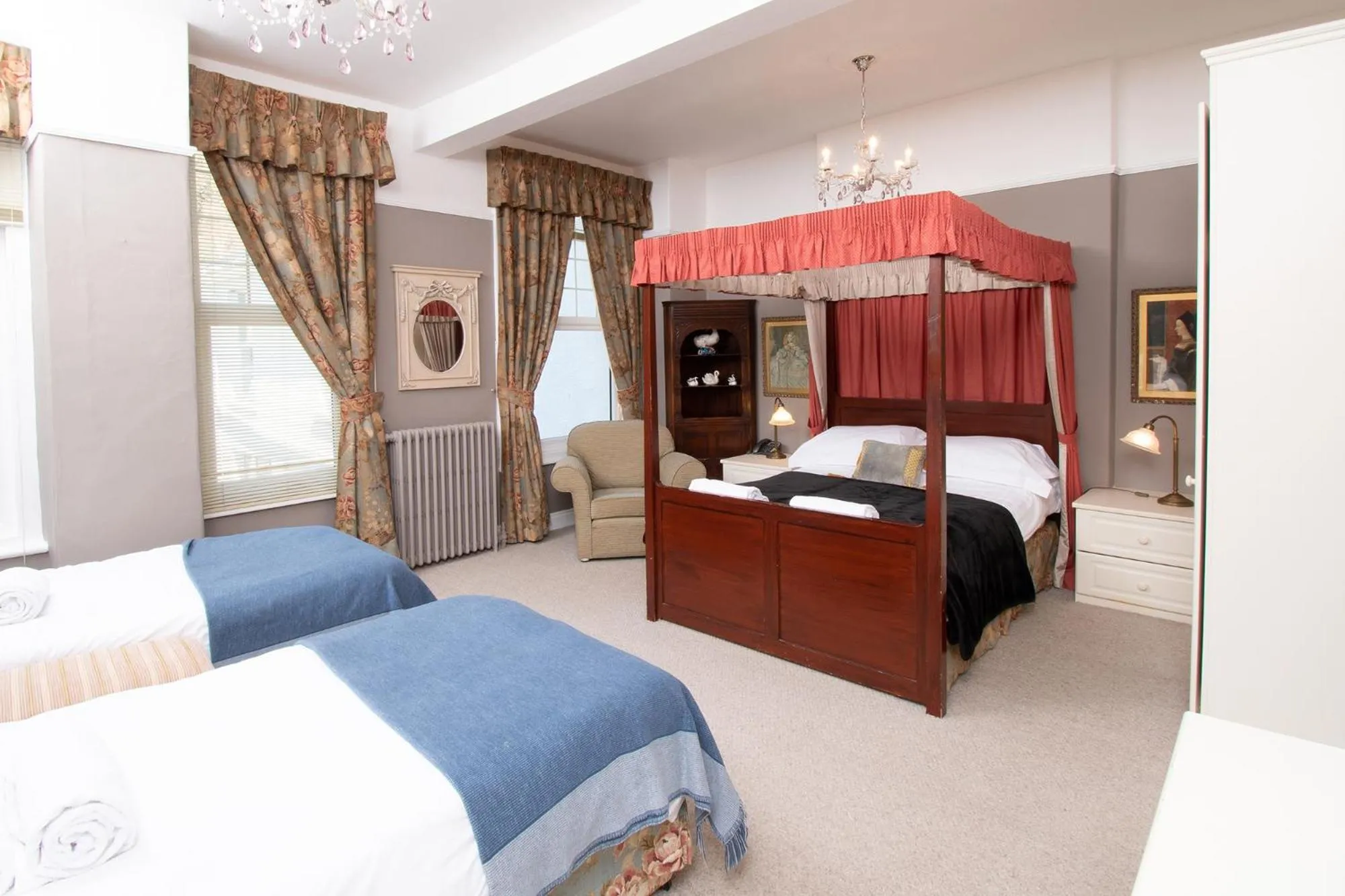 Photo of the whole room, Bed in Plas Maenan