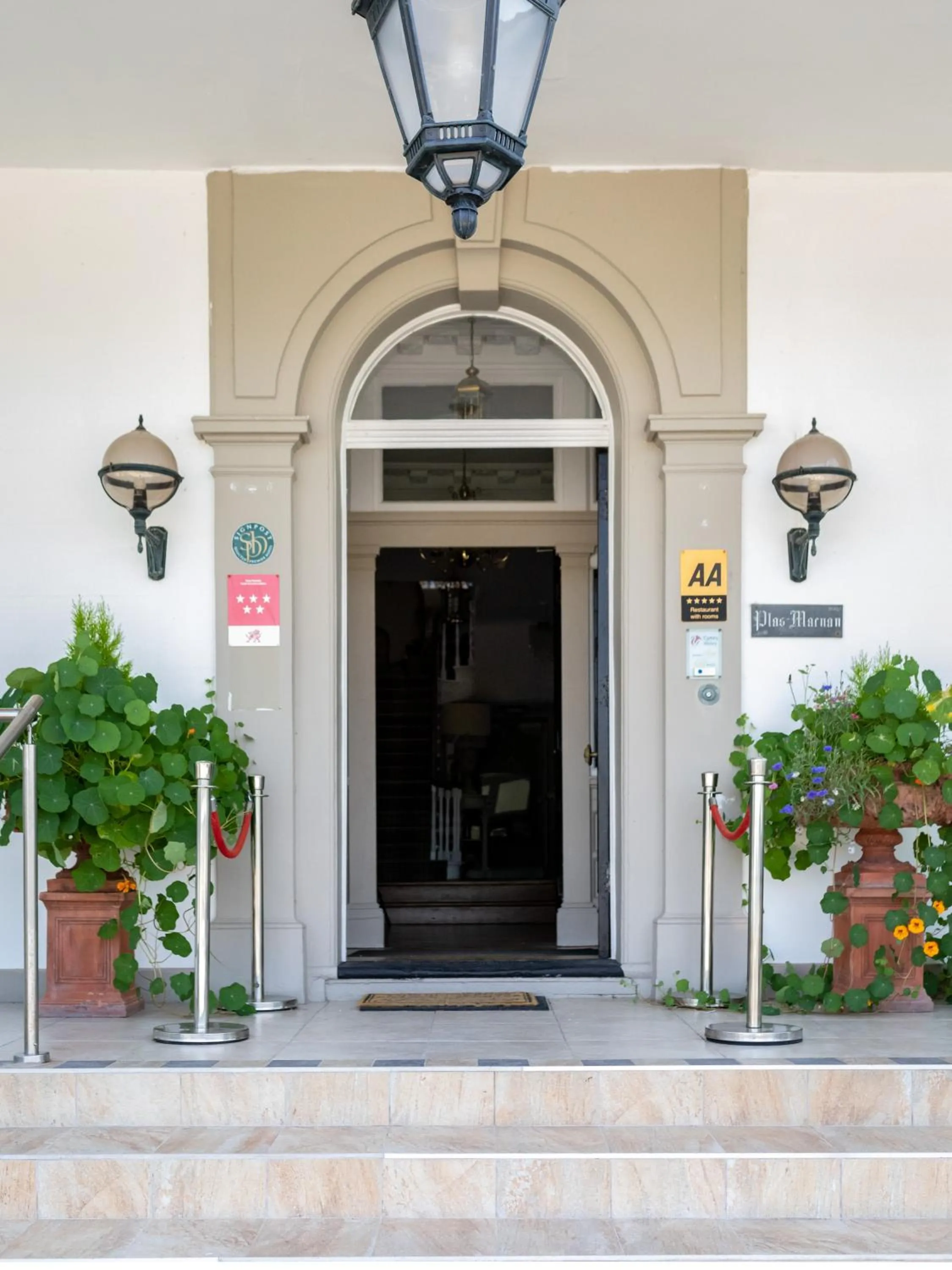 Facade/entrance in Plas Maenan