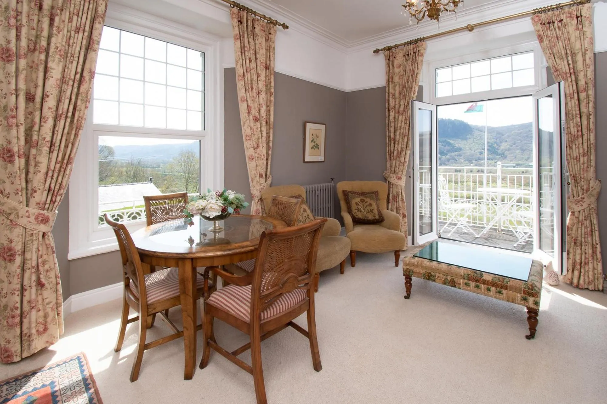 Photo of the whole room in Plas Maenan