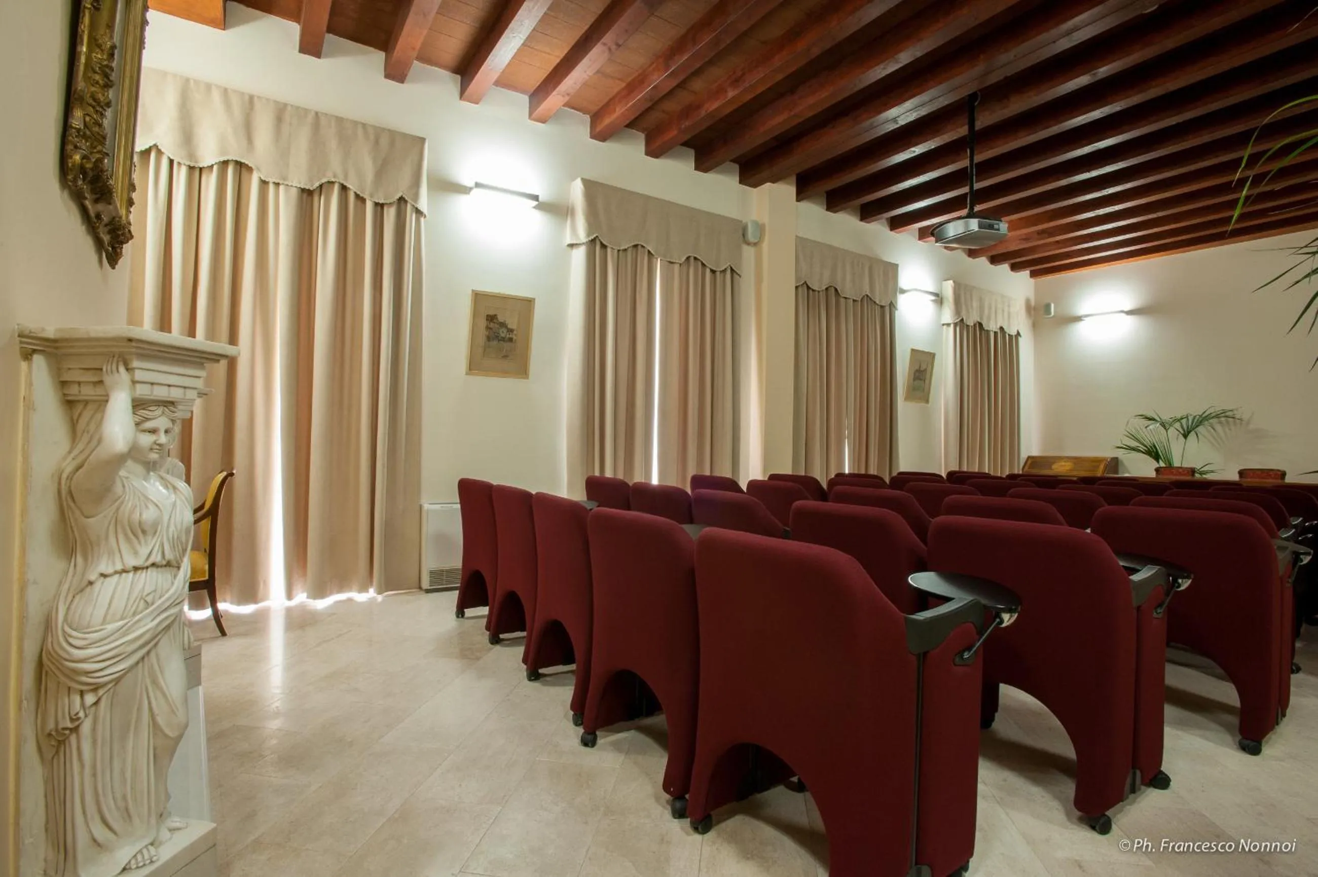 Business facilities in Hotel Flora