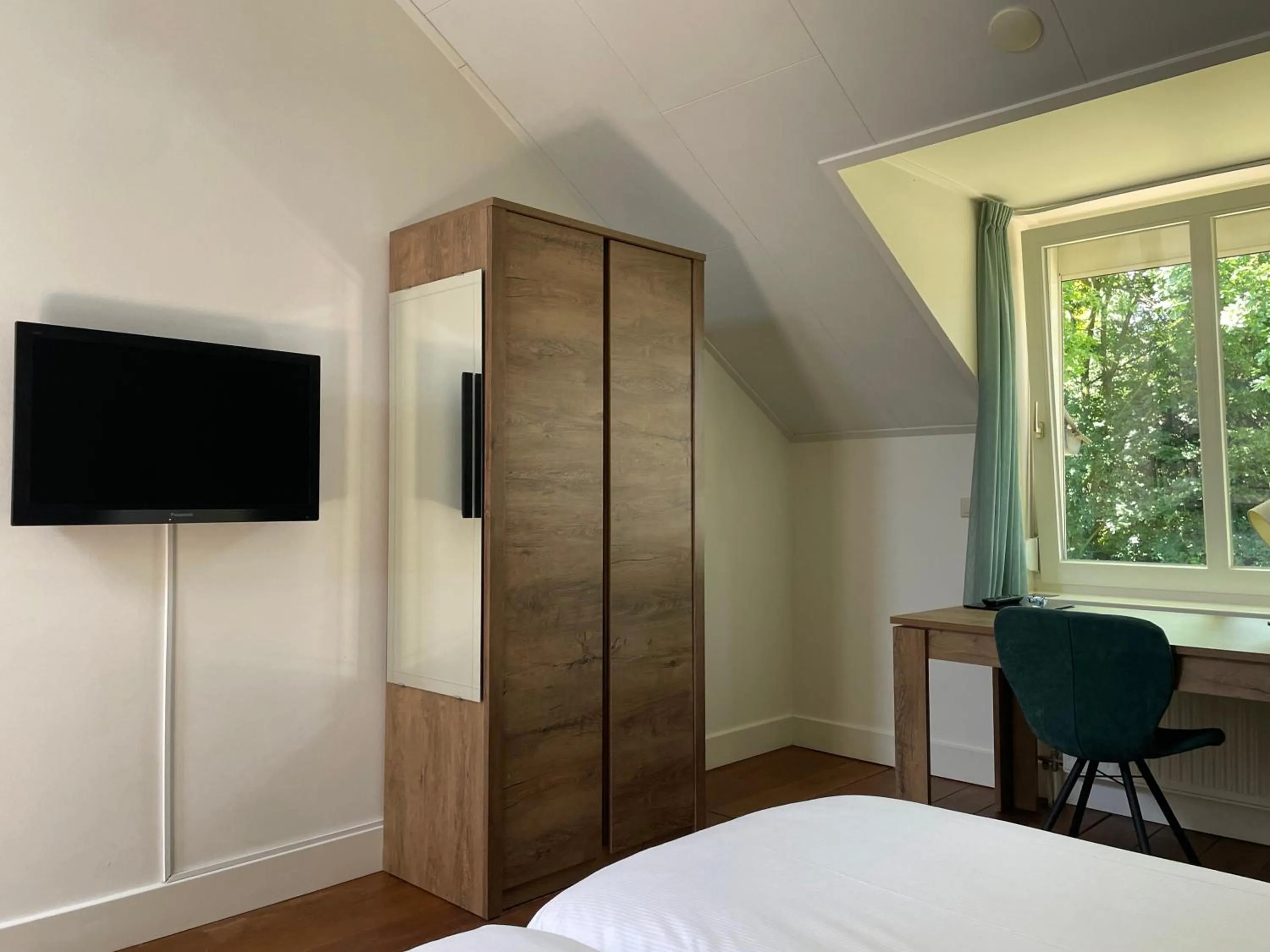 wardrobe, Bed in Hotel De Hoefpoort