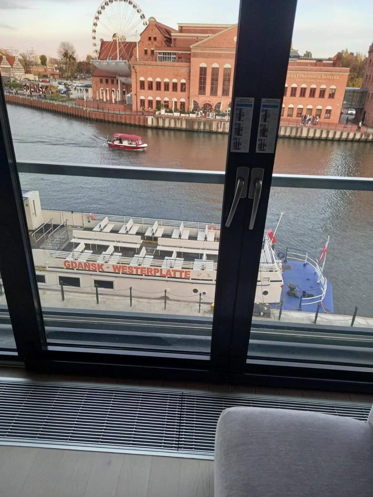 Communal lounge/ TV room in Apartment with an Amazing View