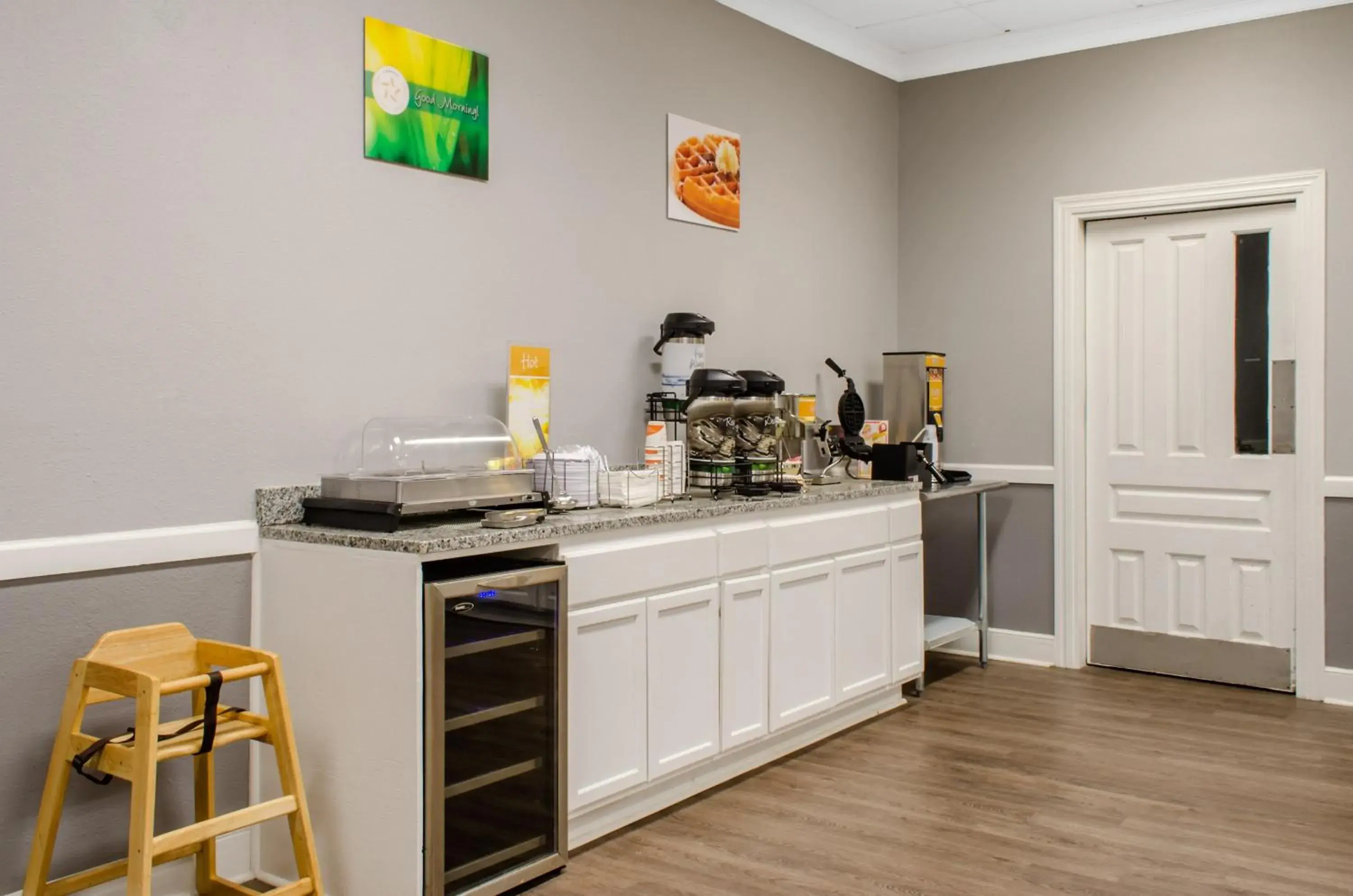 Kitchen/Kitchenette in Quality Inn & Suites