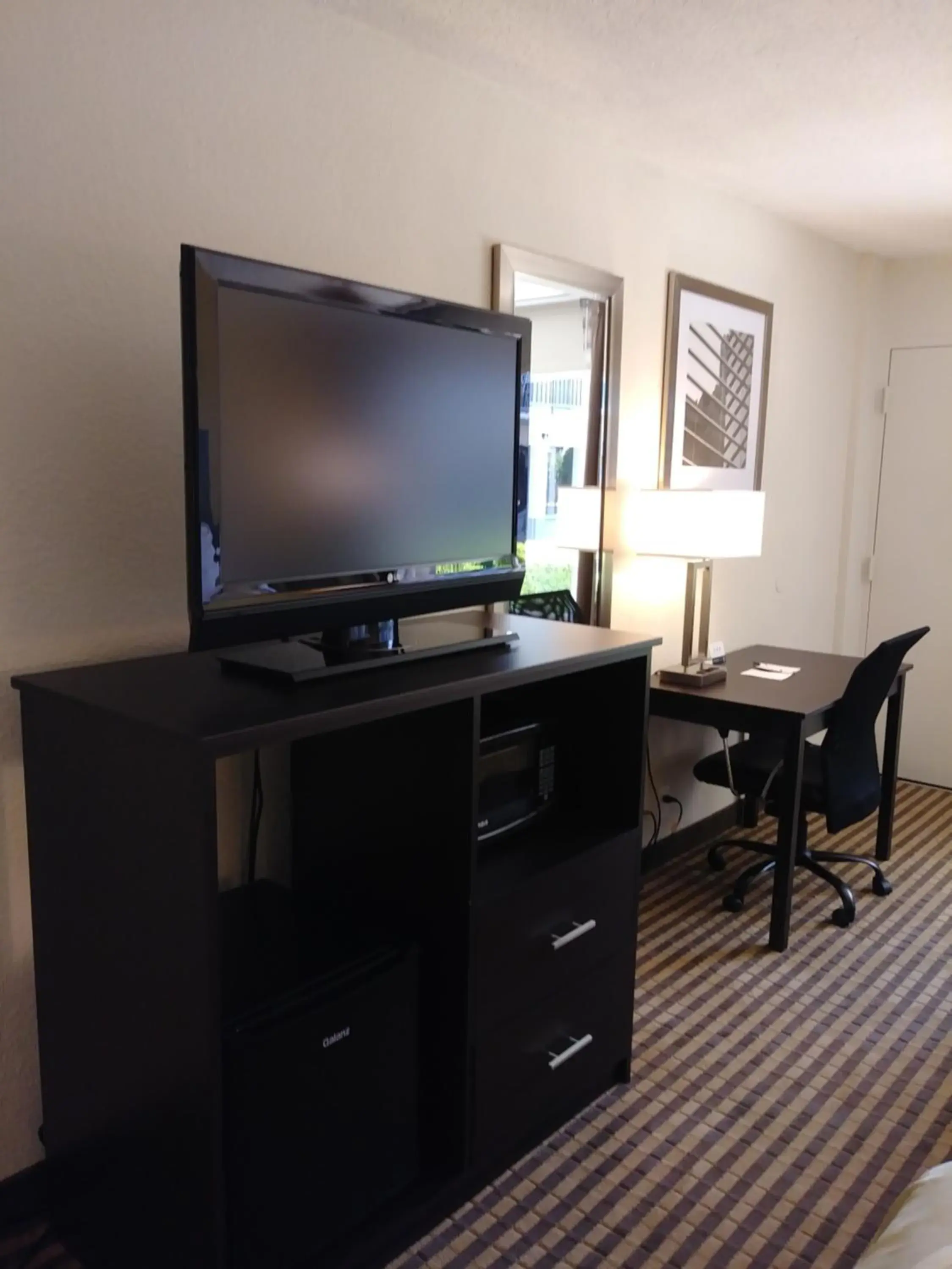 TV/Entertainment Center in Quality Inn & Suites