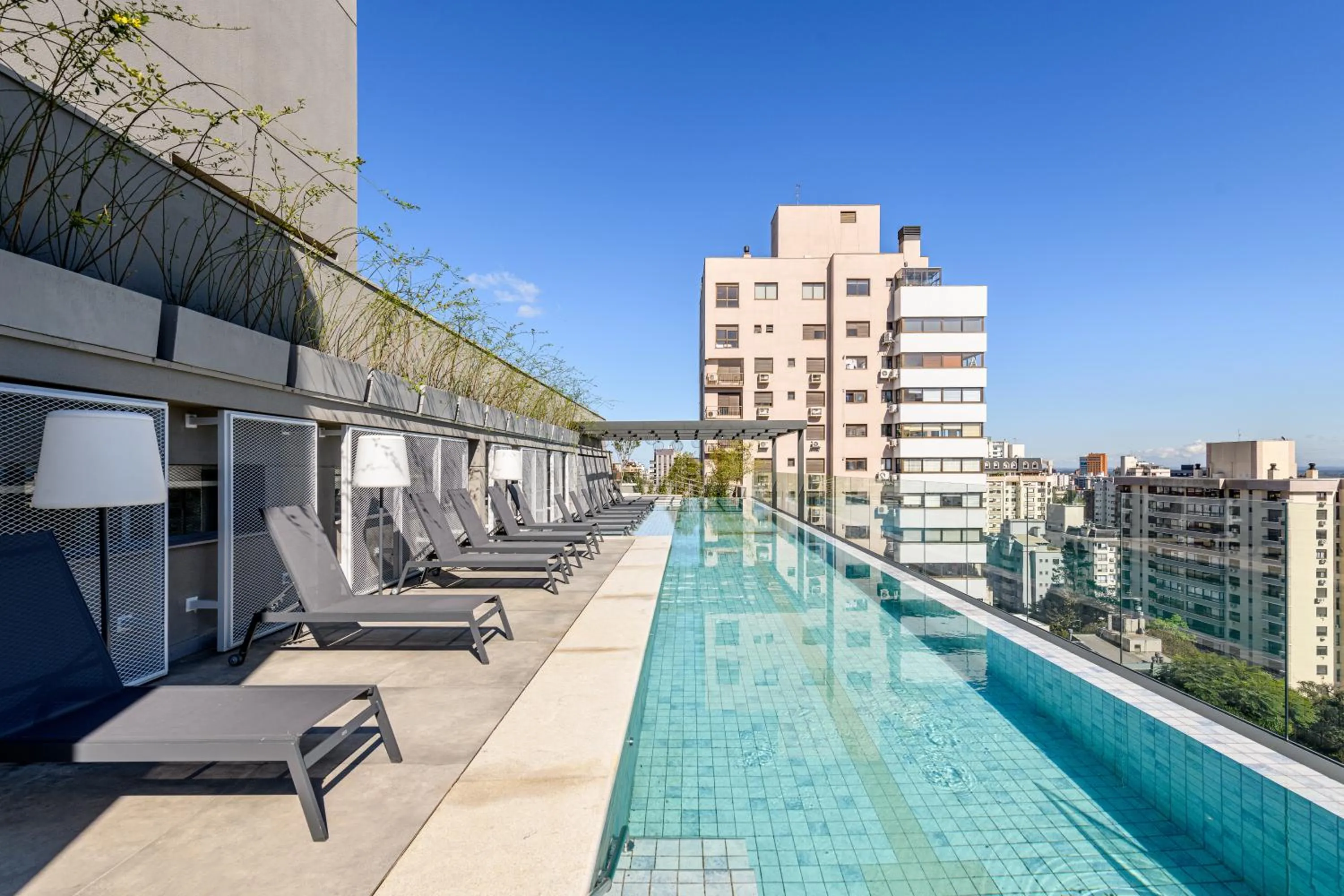 Swimming pool in Charlie The Arch Moinhos