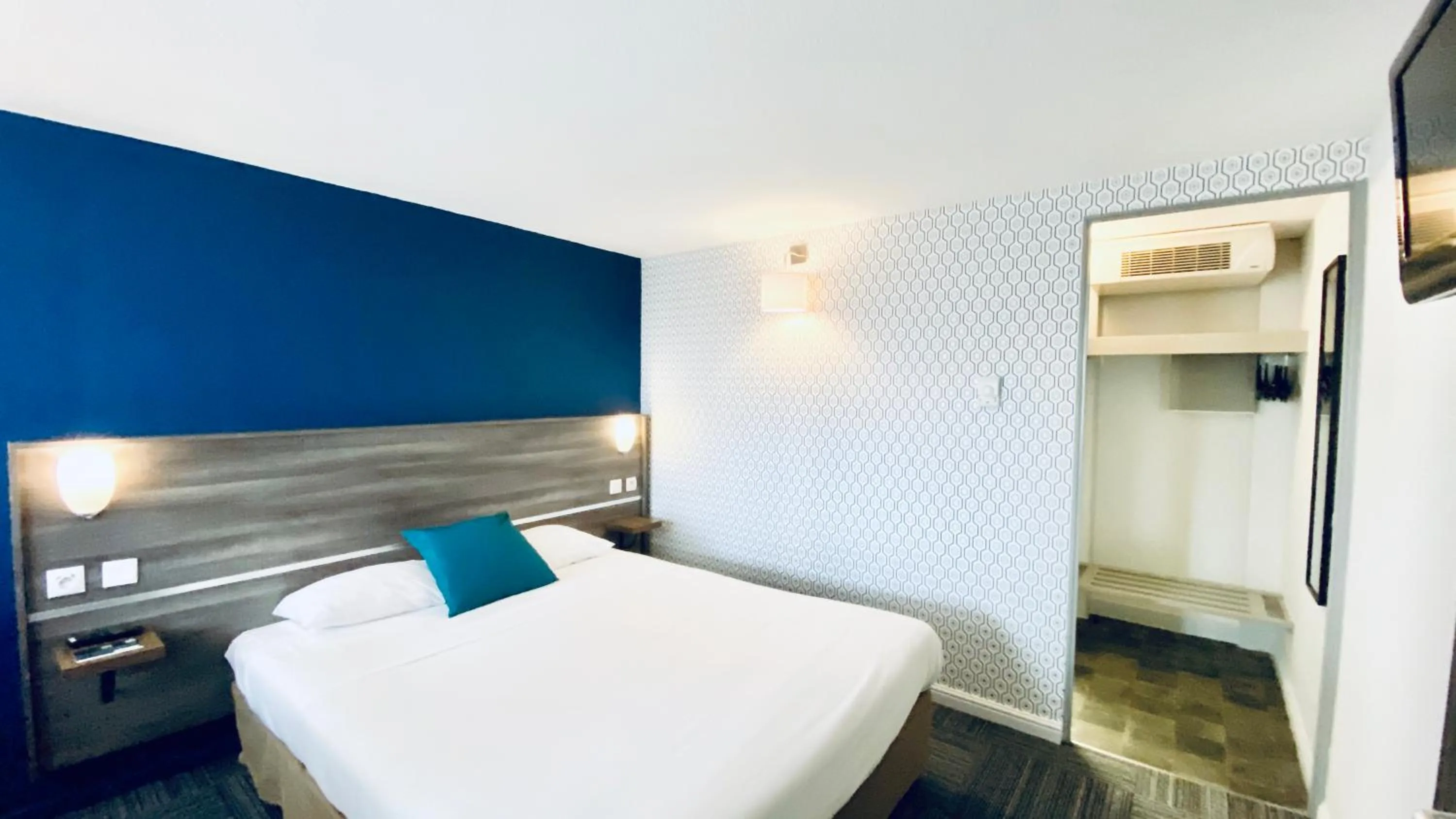 Bedroom, Bed in Hôtel Restaurant Kyriad de Péronne